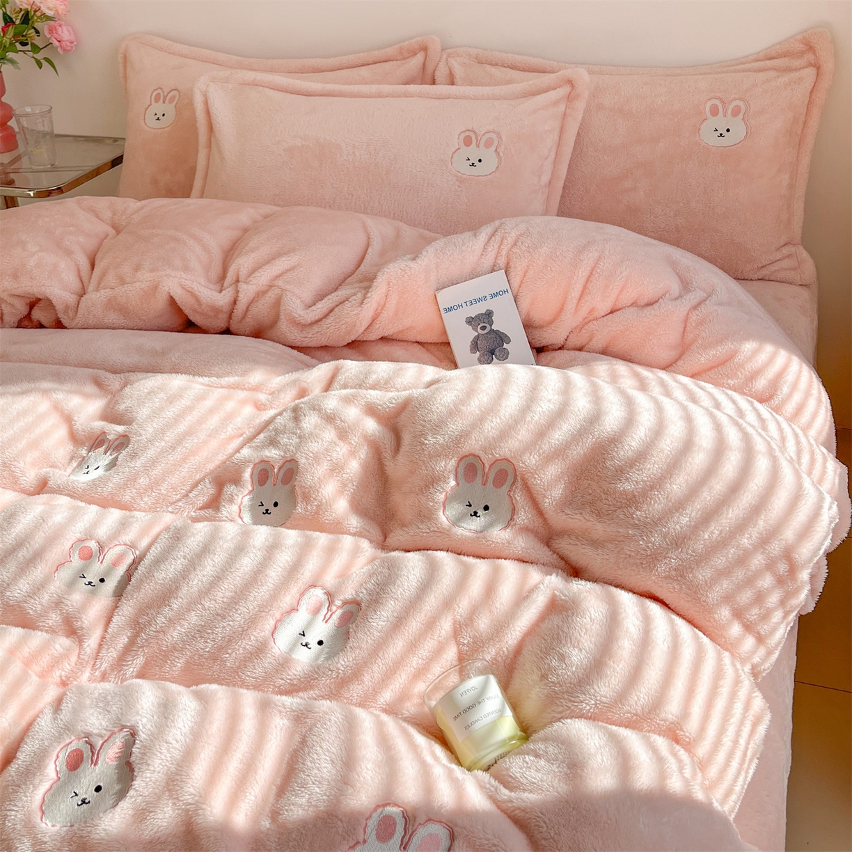 91家纺网 家纺一手货源 找家纺 梦幻之城 2025新款北极绒绣花系列四件套-萌宠 萌宠-靓粉