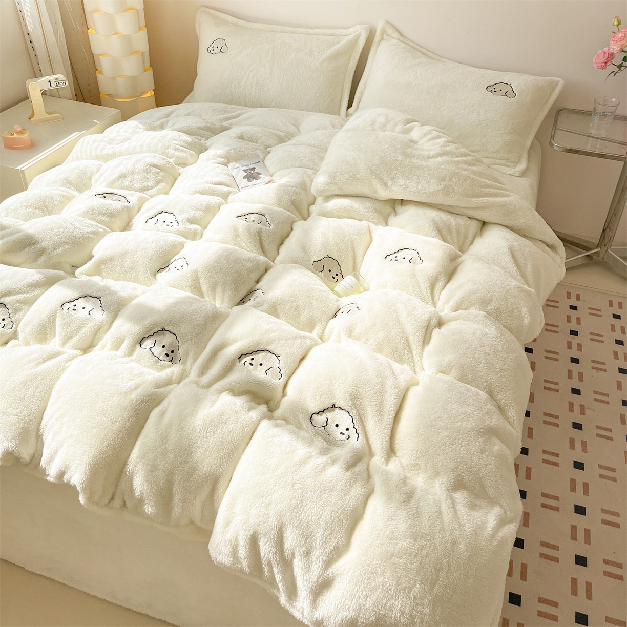 91家纺网 家纺一手货源 找家纺 梦幻之城 2025新款北极绒绣花系列四件套-萌宠 萌宠-奶白