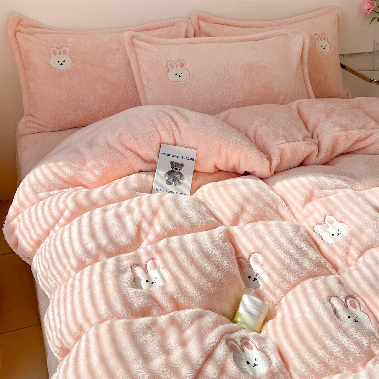 91家纺网 家纺一手货源 找家纺 梦幻之城 2025新款北极绒绣花系列四件套-萌宠 萌宠-靓粉