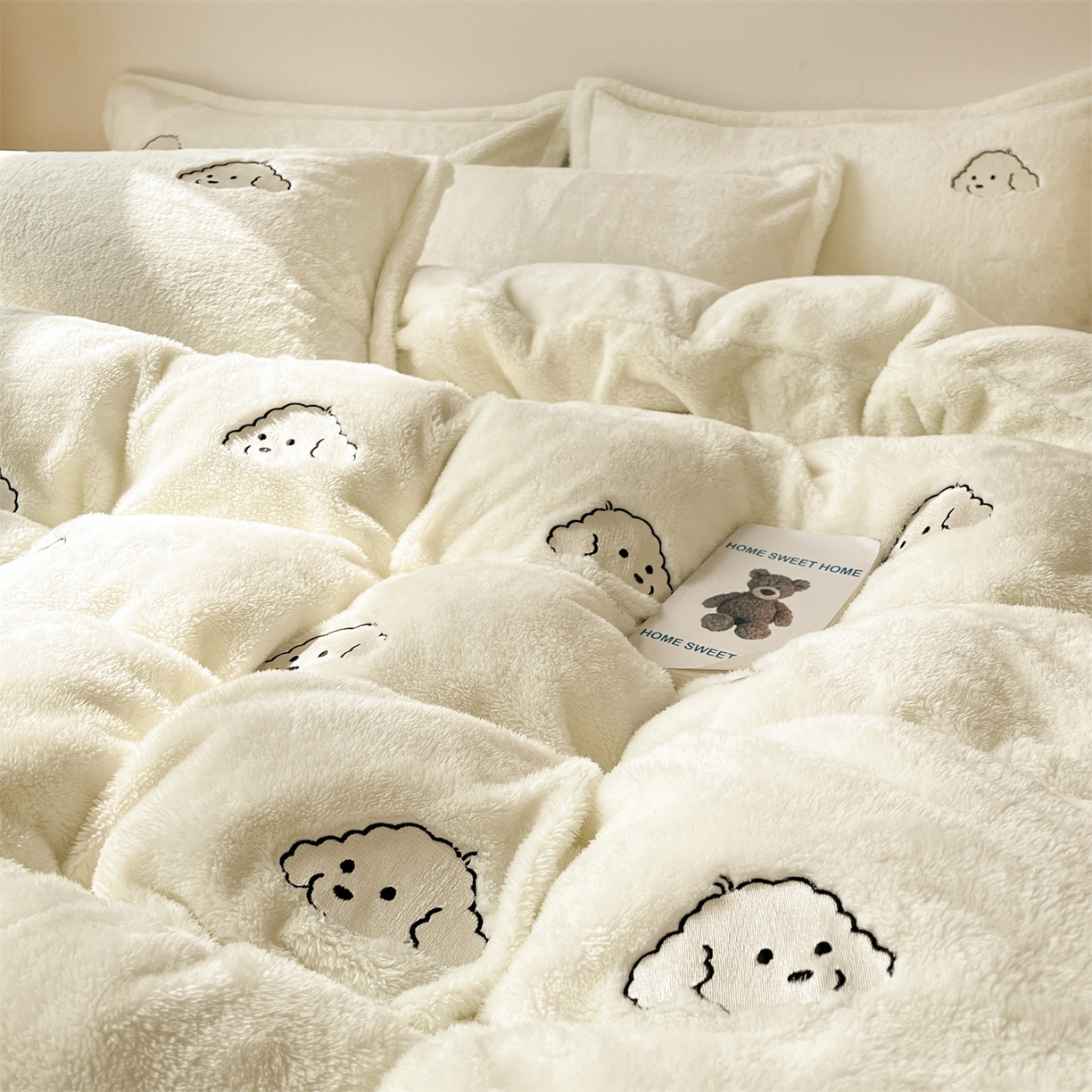 91家纺网 家纺一手货源 找家纺 梦幻之城 2025新款北极绒绣花系列四件套-萌宠 萌宠-奶白