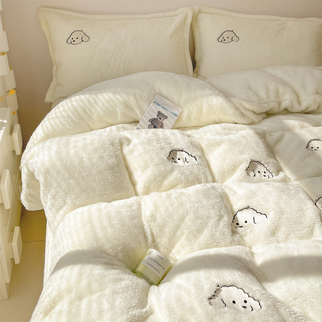 91家纺网 家纺一手货源 找家纺 梦幻之城 2025新款北极绒绣花系列四件套-萌宠 萌宠-奶白