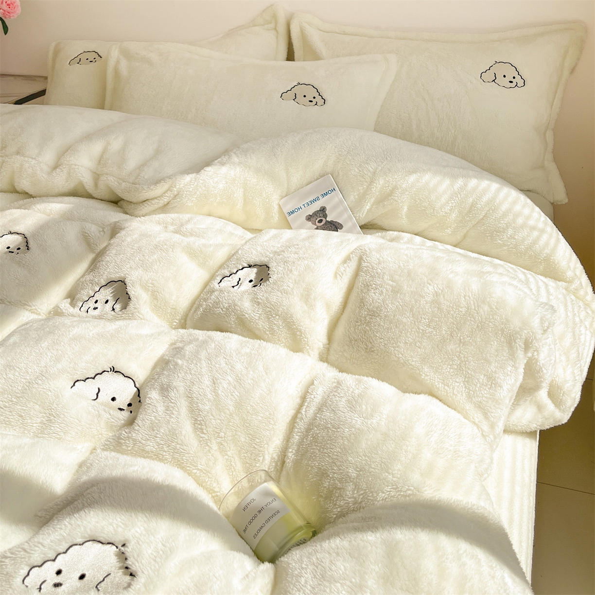 91家纺网 家纺一手货源 找家纺 梦幻之城 2025新款北极绒绣花系列四件套-萌宠 萌宠-奶白