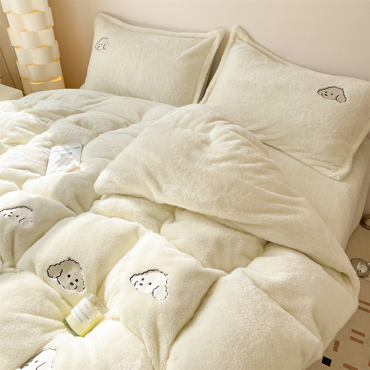 91家纺网 家纺一手货源 找家纺 梦幻之城 2025新款北极绒绣花系列四件套-萌宠 萌宠-奶白