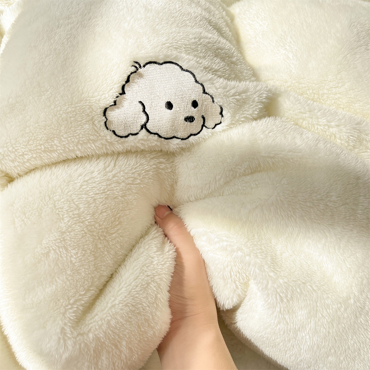 91家纺网 家纺一手货源 找家纺 梦幻之城 2025新款北极绒绣花系列四件套-萌宠 萌宠-奶白