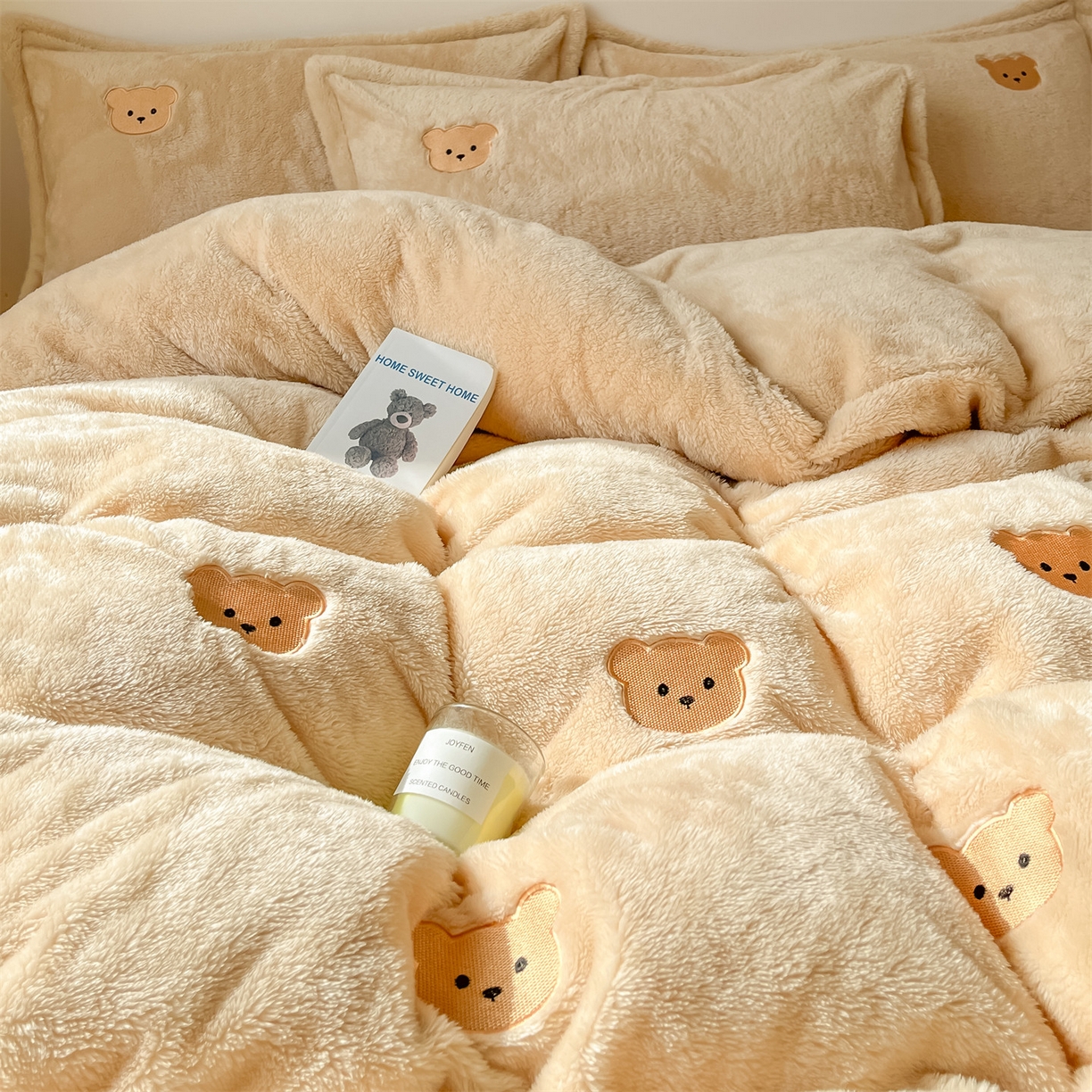 91家纺网 家纺一手货源 找家纺 梦幻之城 2025新款北极绒绣花系列四件套-萌宠 萌宠-香槟色