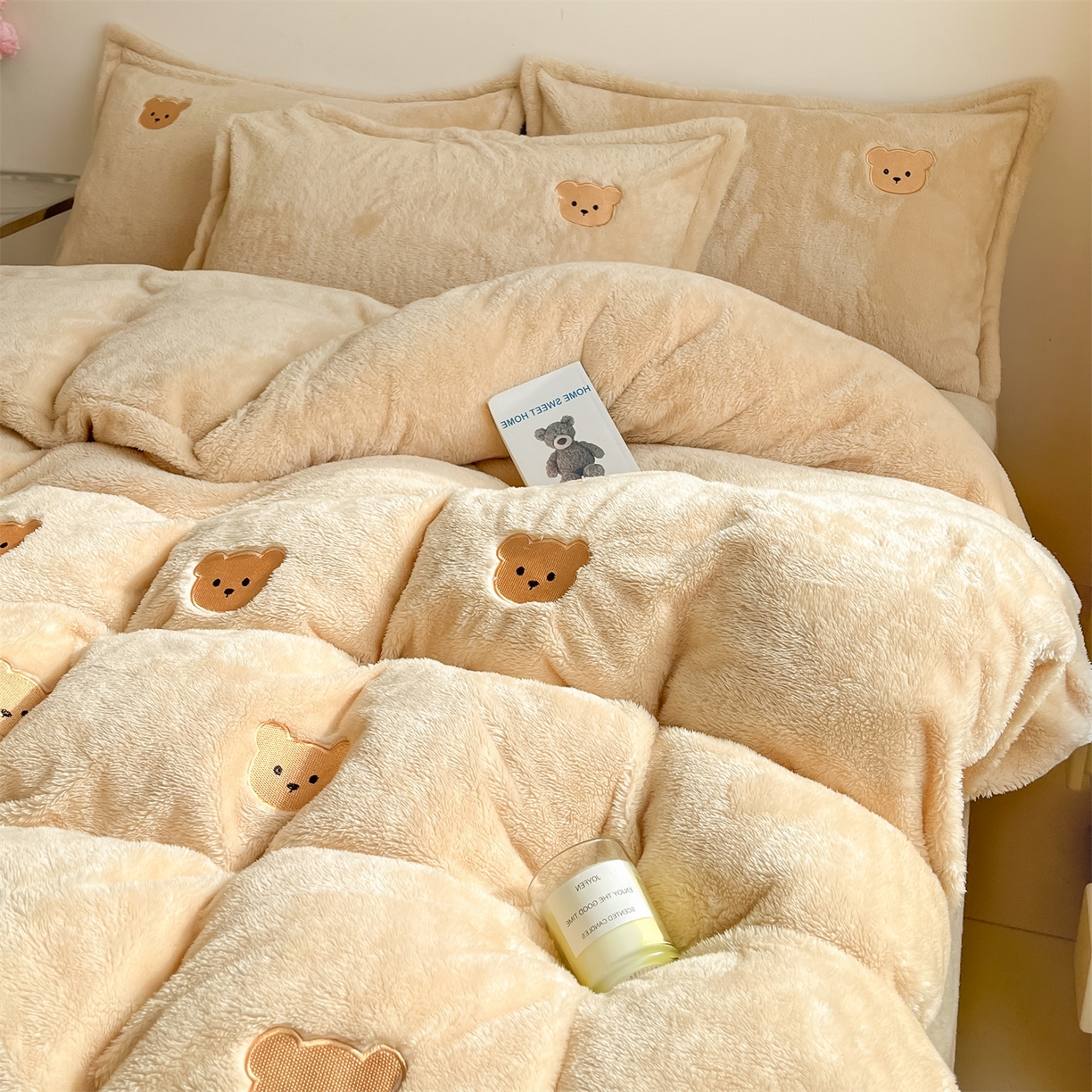 91家纺网 家纺一手货源 找家纺 梦幻之城 2025新款北极绒绣花系列四件套-萌宠 萌宠-香槟色