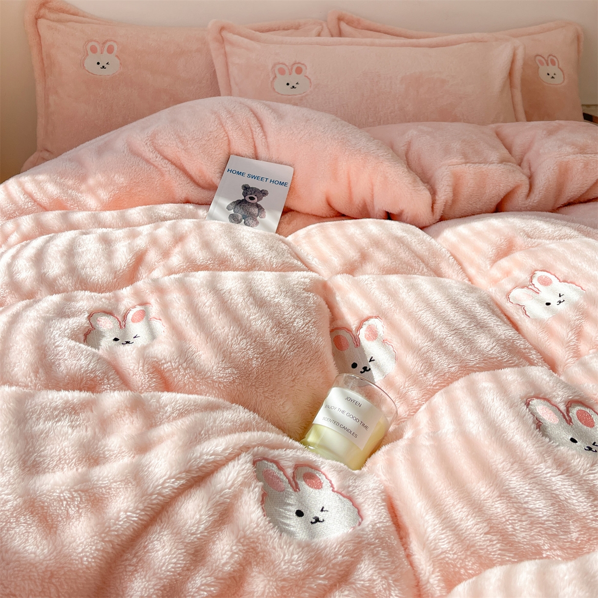 91家纺网 家纺一手货源 找家纺 梦幻之城 2025新款北极绒绣花系列四件套-萌宠 萌宠-靓粉