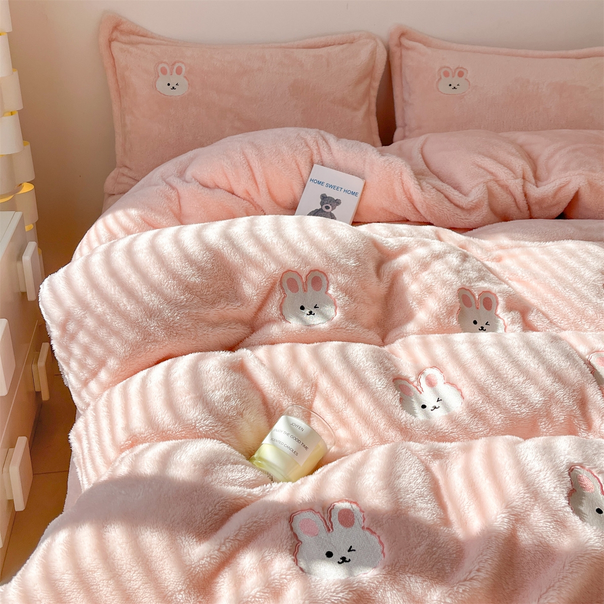 91家纺网 家纺一手货源 找家纺 梦幻之城 2025新款北极绒绣花系列四件套-萌宠 萌宠-靓粉