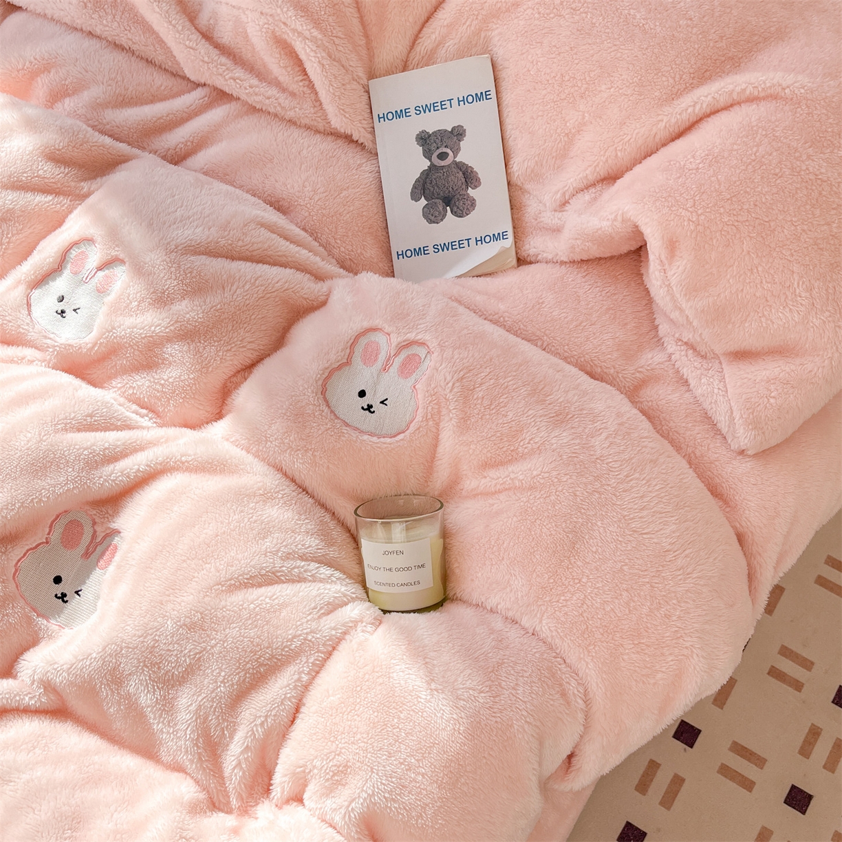 91家纺网 家纺一手货源 找家纺 梦幻之城 2025新款北极绒绣花系列四件套-萌宠 萌宠-靓粉