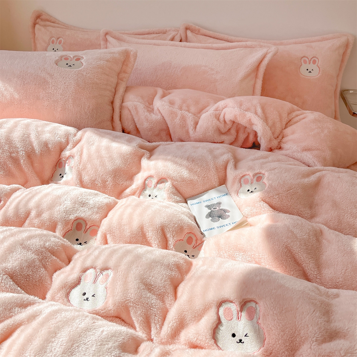 91家纺网 家纺一手货源 找家纺 梦幻之城 2025新款北极绒绣花系列四件套-萌宠 萌宠-靓粉