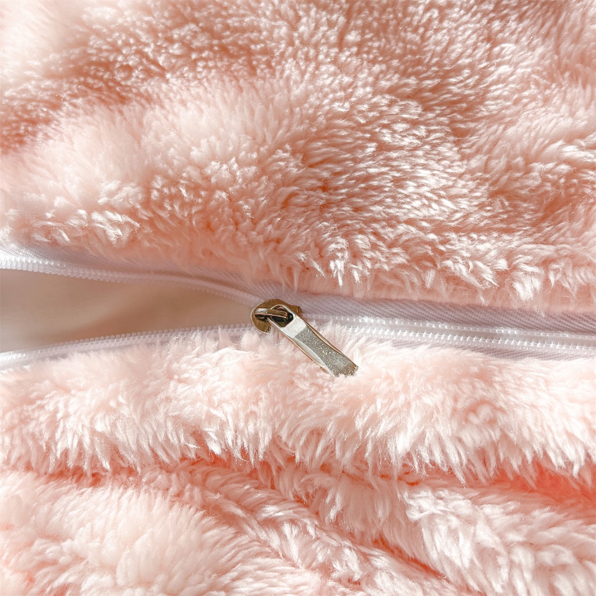 91家纺网 家纺一手货源 找家纺 梦幻之城 2025新款北极绒绣花系列四件套-萌宠 萌宠-靓粉