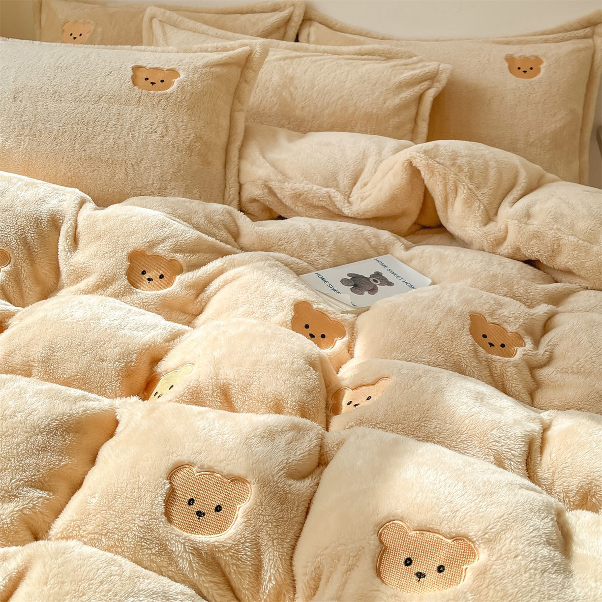 91家纺网 家纺一手货源 找家纺 梦幻之城 2025新款北极绒绣花系列四件套-萌宠 萌宠-香槟色