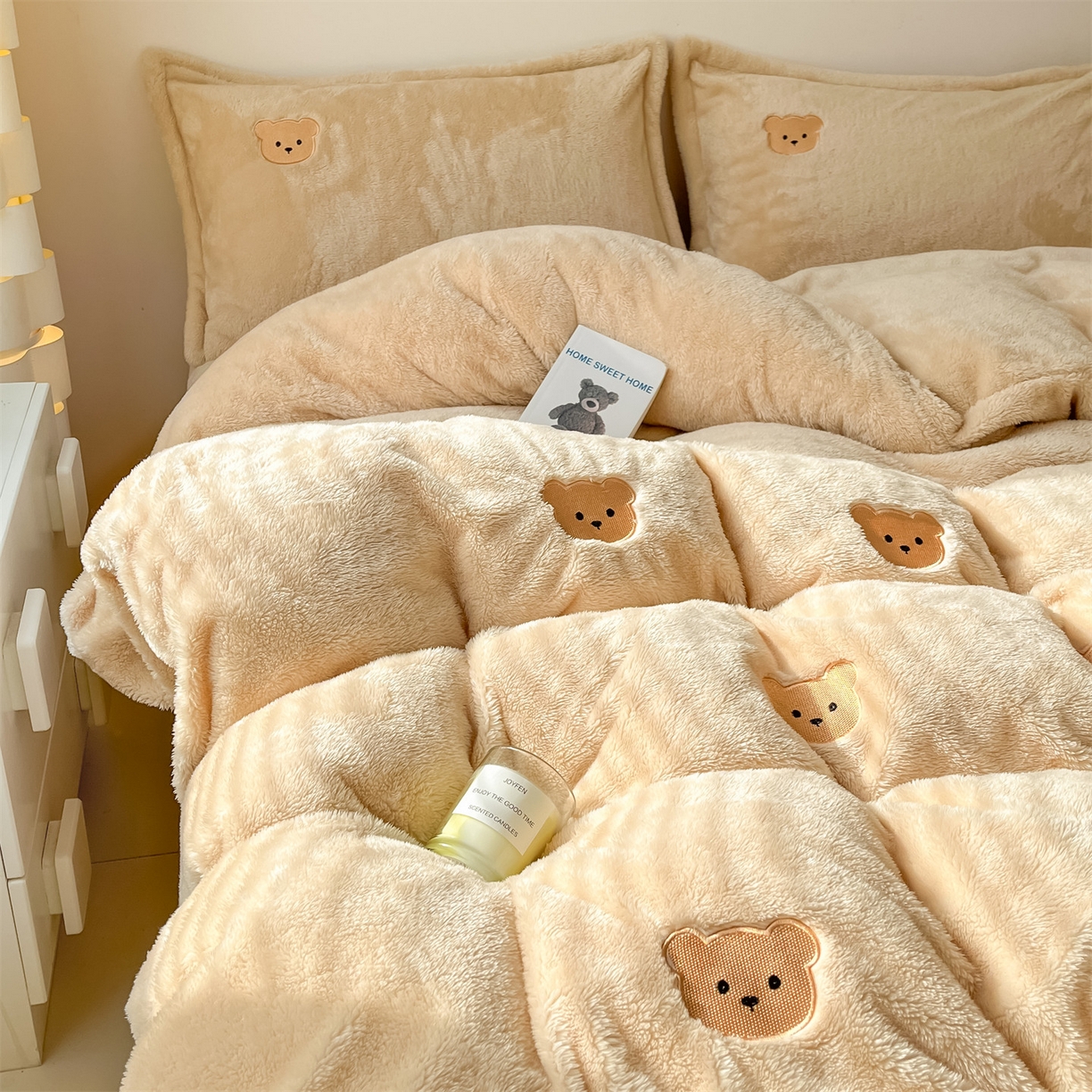 91家纺网 家纺一手货源 找家纺 梦幻之城 2025新款北极绒绣花系列四件套-萌宠 萌宠-香槟色