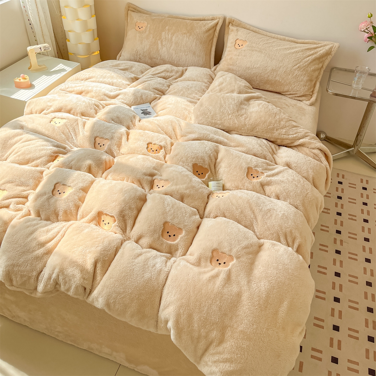 91家纺网 家纺一手货源 找家纺 梦幻之城 2025新款北极绒绣花系列四件套-萌宠 萌宠-香槟色