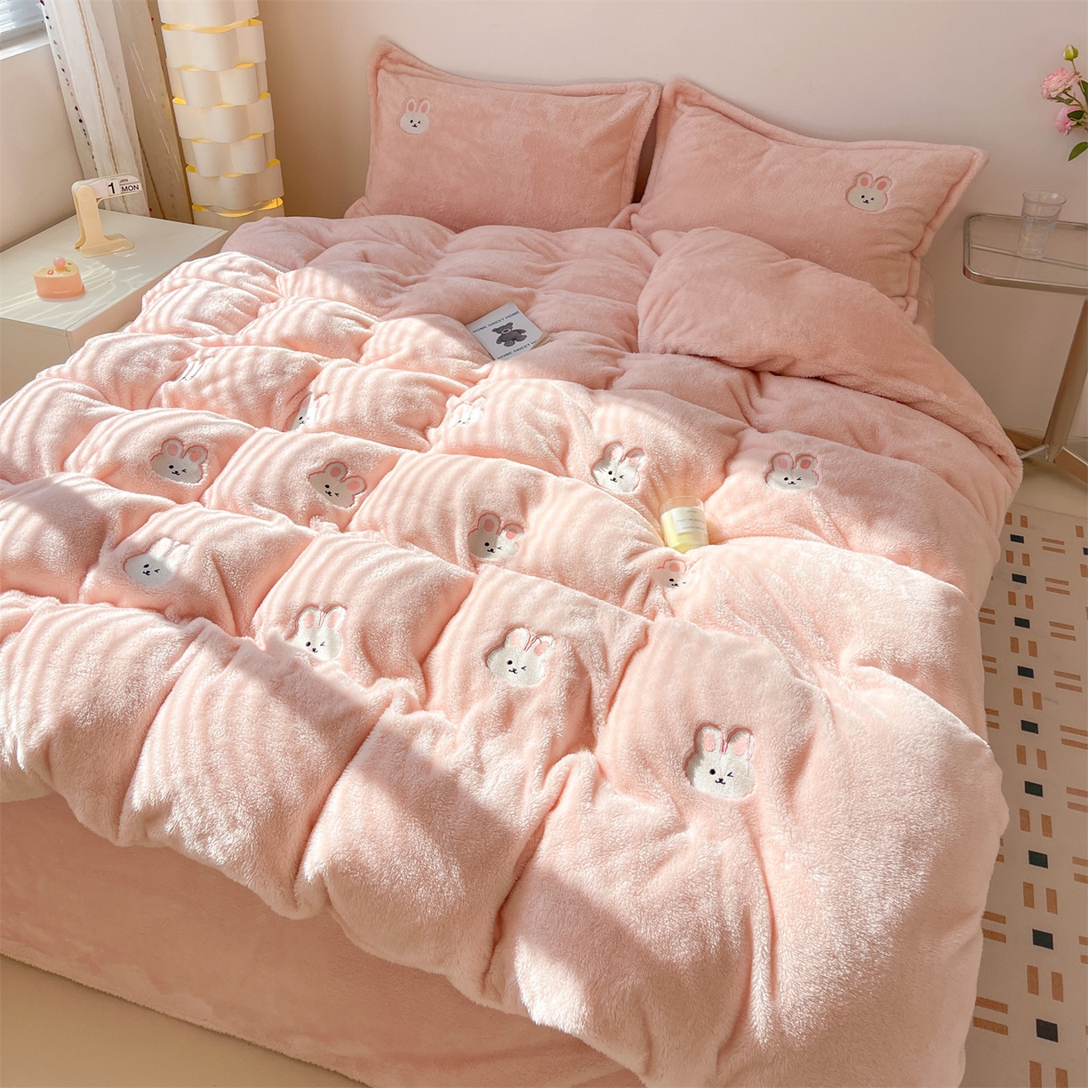 91家纺网 家纺一手货源 找家纺 梦幻之城 2025新款北极绒绣花系列四件套-萌宠 萌宠-靓粉