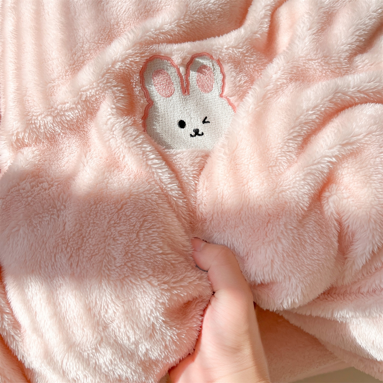 91家纺网 家纺一手货源 找家纺 梦幻之城 2025新款北极绒绣花系列四件套-萌宠 萌宠-靓粉