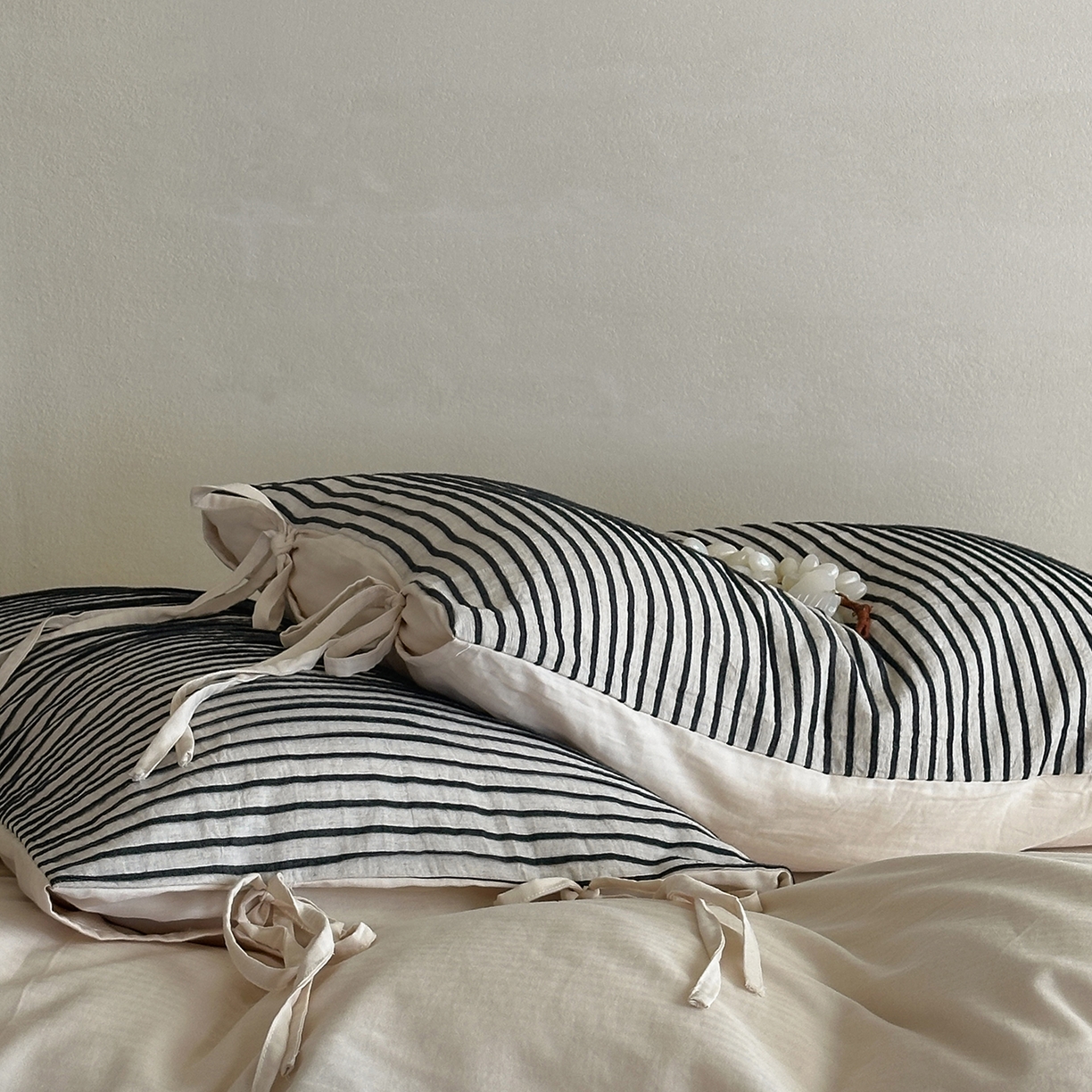 91家纺网 家纺一手货源 找家纺 （总）小春日和 2025新款纯棉棉麻民宿中性风四件套高端全棉人字纹条纹被套加大纯色床单1.8床笠男士四件套