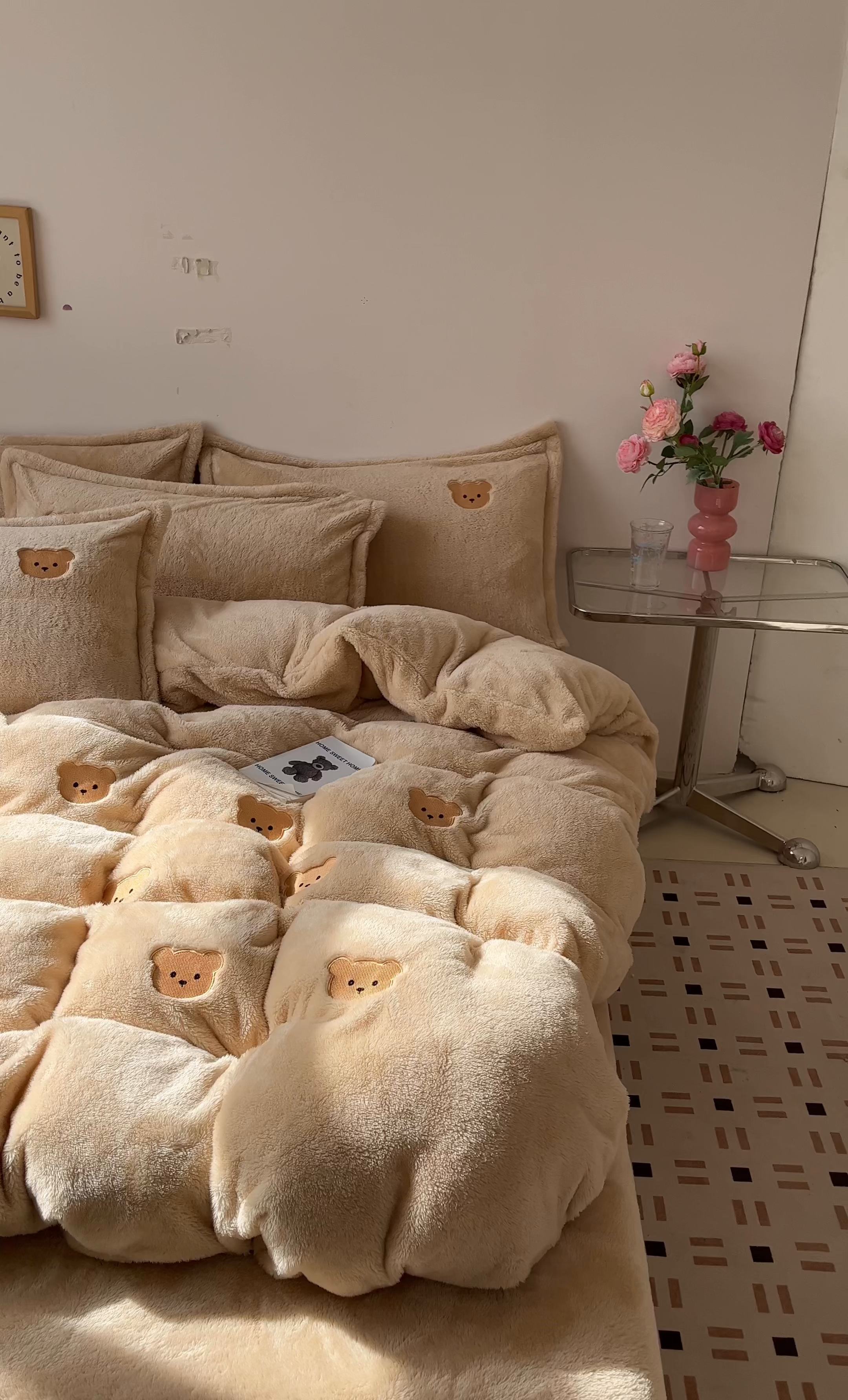 91家纺网 家纺一手货源 找家纺 梦幻之城 2025新款北极绒绣花系列四件套-萌宠 萌宠-香槟色