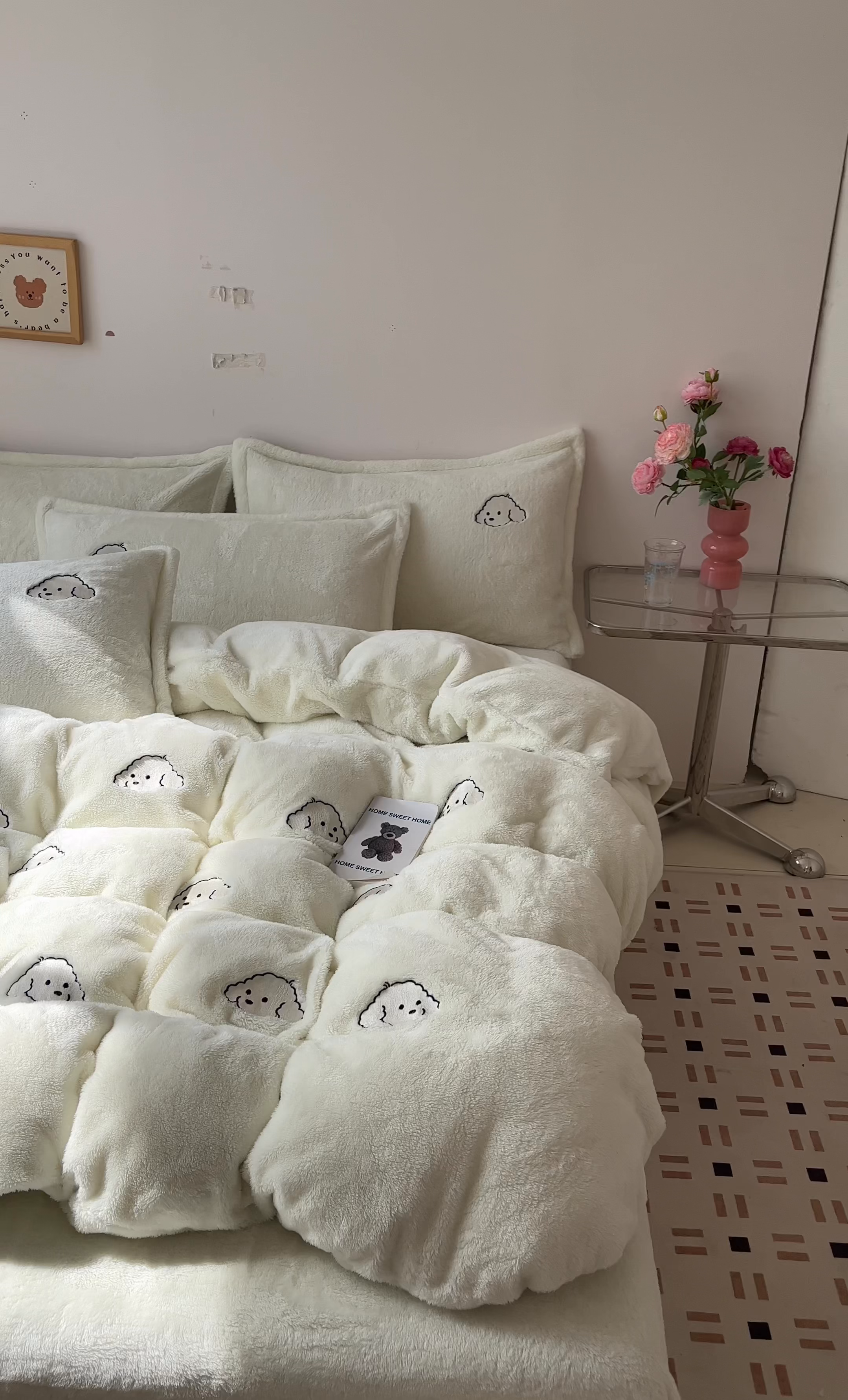 91家纺网 家纺一手货源 找家纺 梦幻之城 2025新款北极绒绣花系列四件套-萌宠 萌宠-奶白