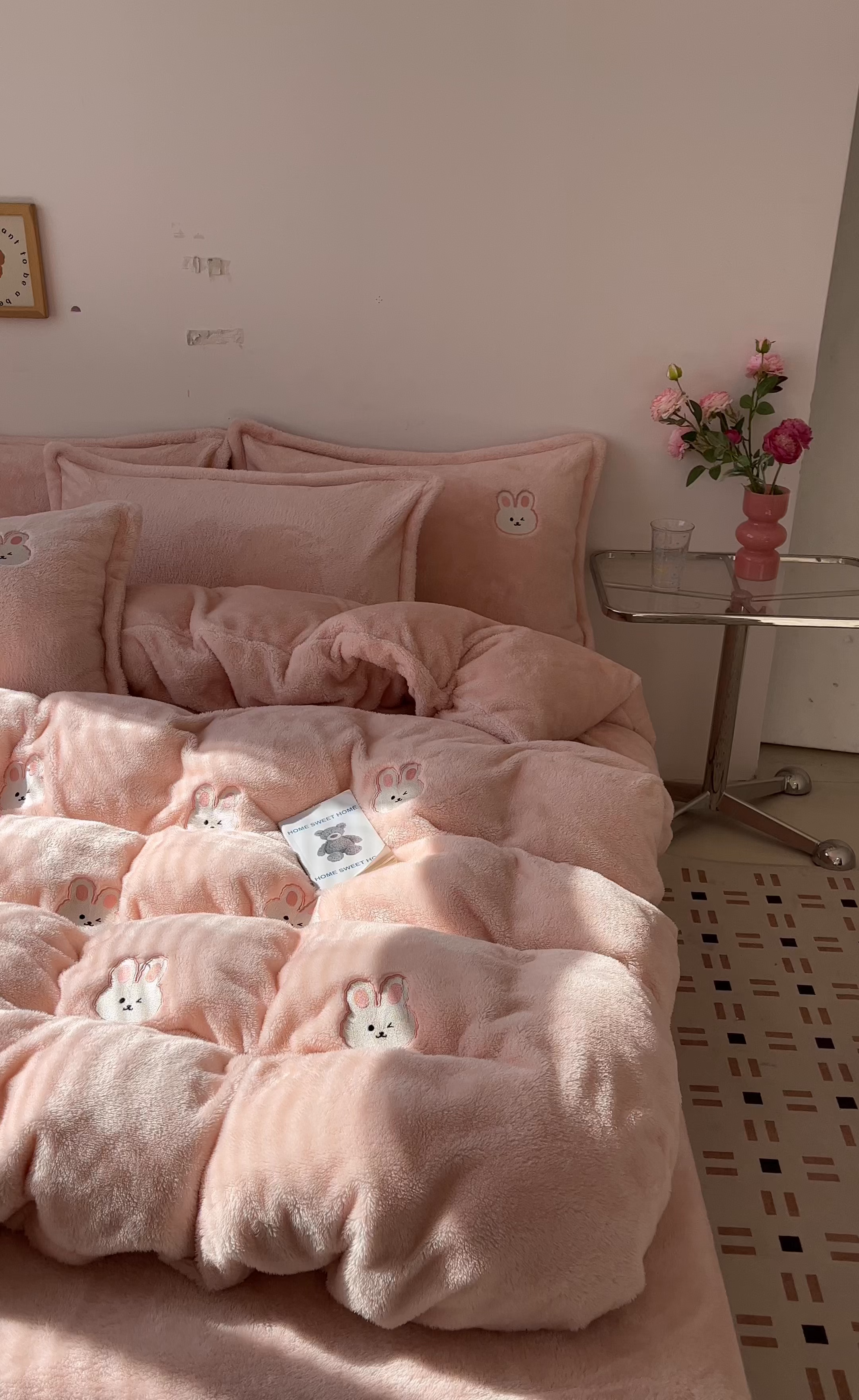 91家纺网 家纺一手货源 找家纺 梦幻之城 2025新款北极绒绣花系列四件套-萌宠 萌宠-靓粉