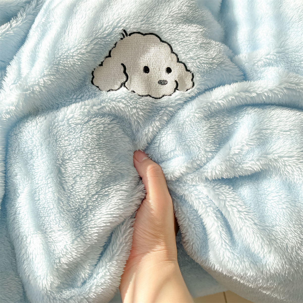 91家纺网 家纺一手货源 找家纺 梦幻之城 2025新款北极绒绣花系列四件套-萌宠 萌宠-婴儿蓝