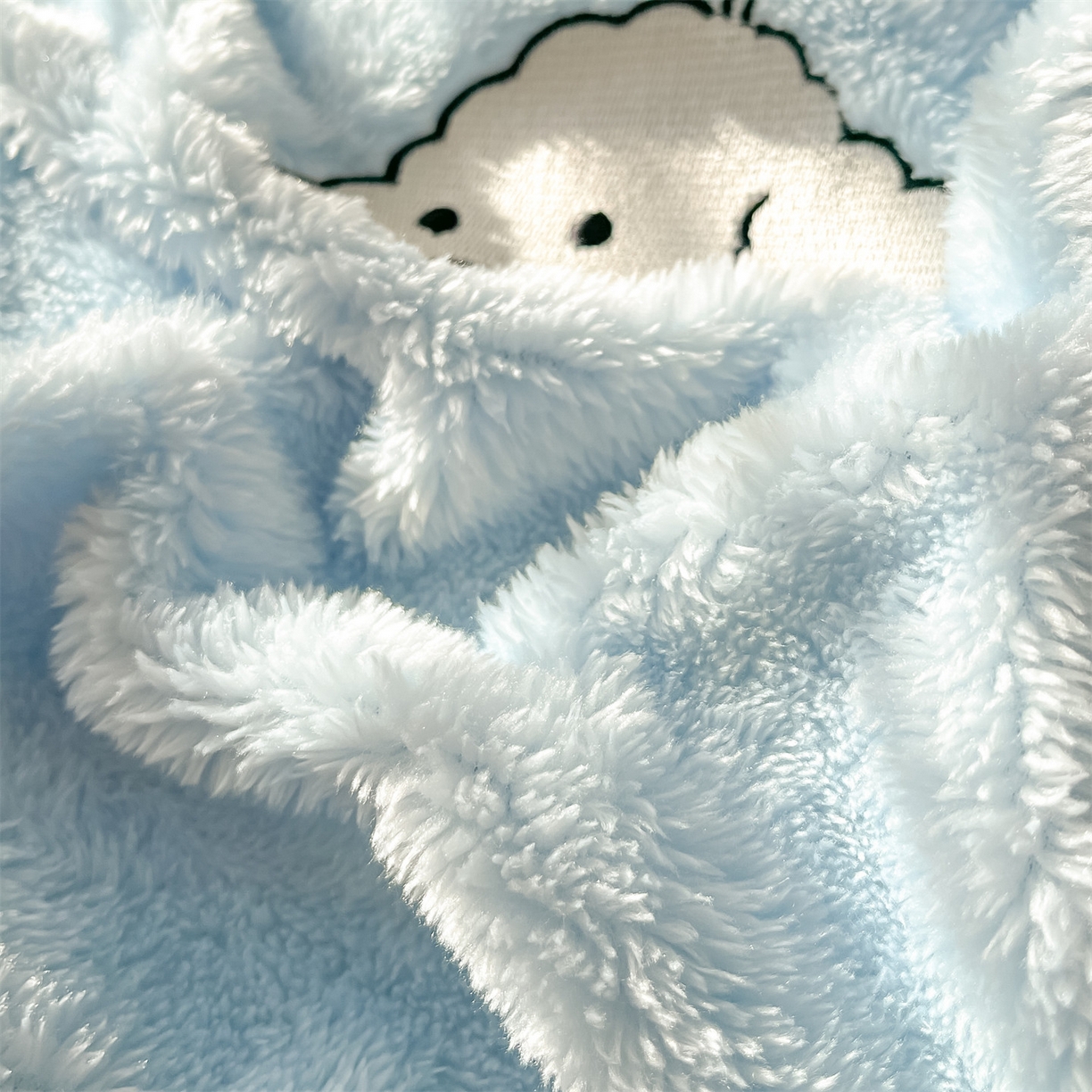 91家纺网 家纺一手货源 找家纺 梦幻之城 2025新款北极绒绣花系列四件套-萌宠 萌宠-婴儿蓝