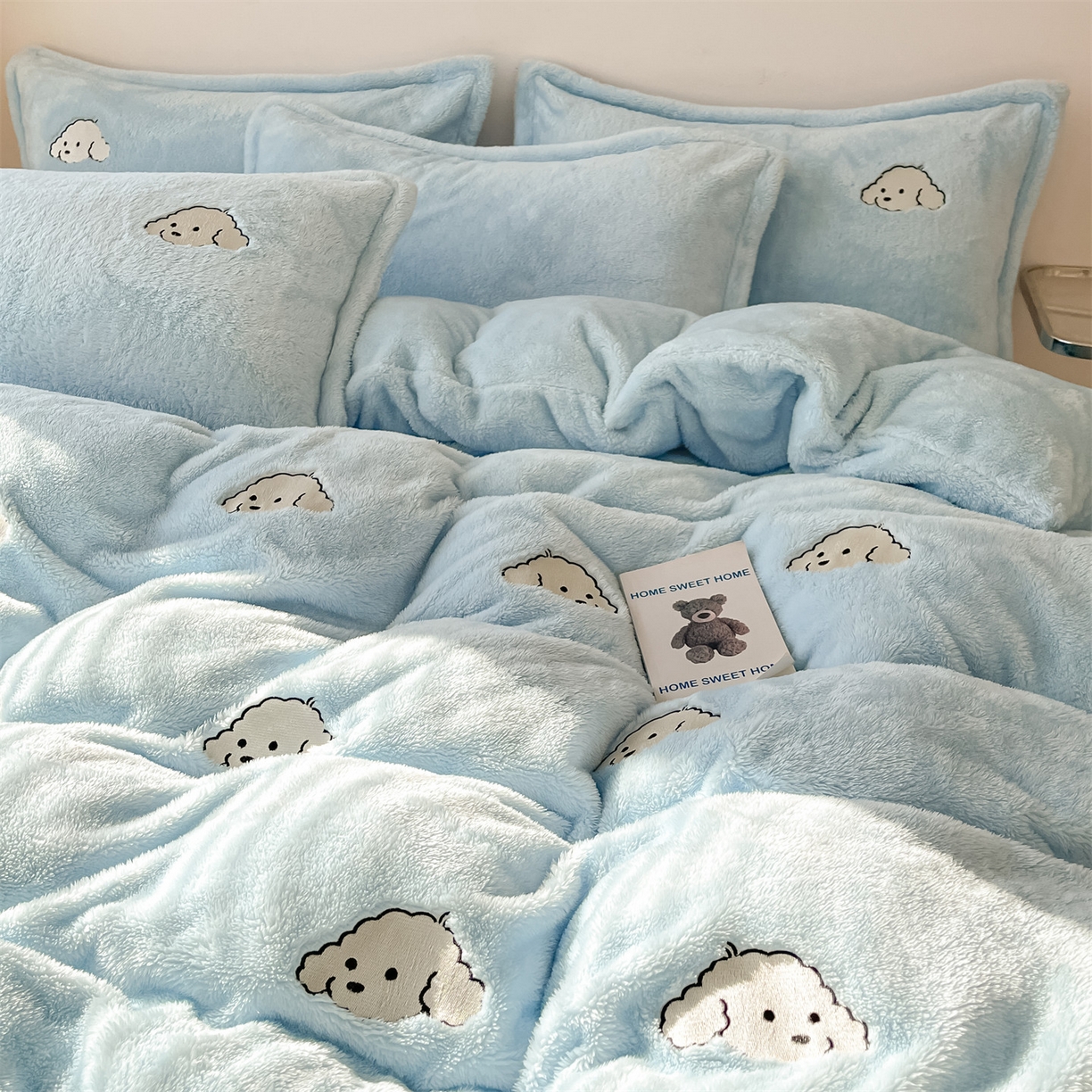 91家纺网 家纺一手货源 找家纺 梦幻之城 2025新款北极绒绣花系列四件套-萌宠 萌宠-婴儿蓝