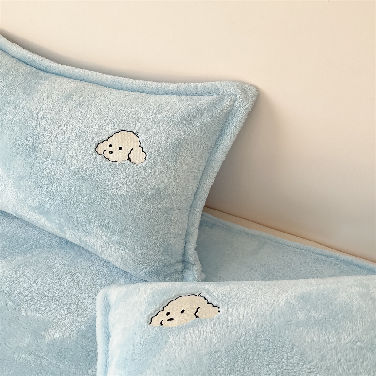 91家纺网 家纺一手货源 找家纺 梦幻之城 2025新款北极绒绣花系列四件套-萌宠 萌宠-婴儿蓝