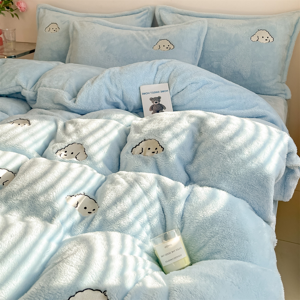 91家纺网 家纺一手货源 找家纺 梦幻之城 2025新款北极绒绣花系列四件套-萌宠 萌宠-婴儿蓝