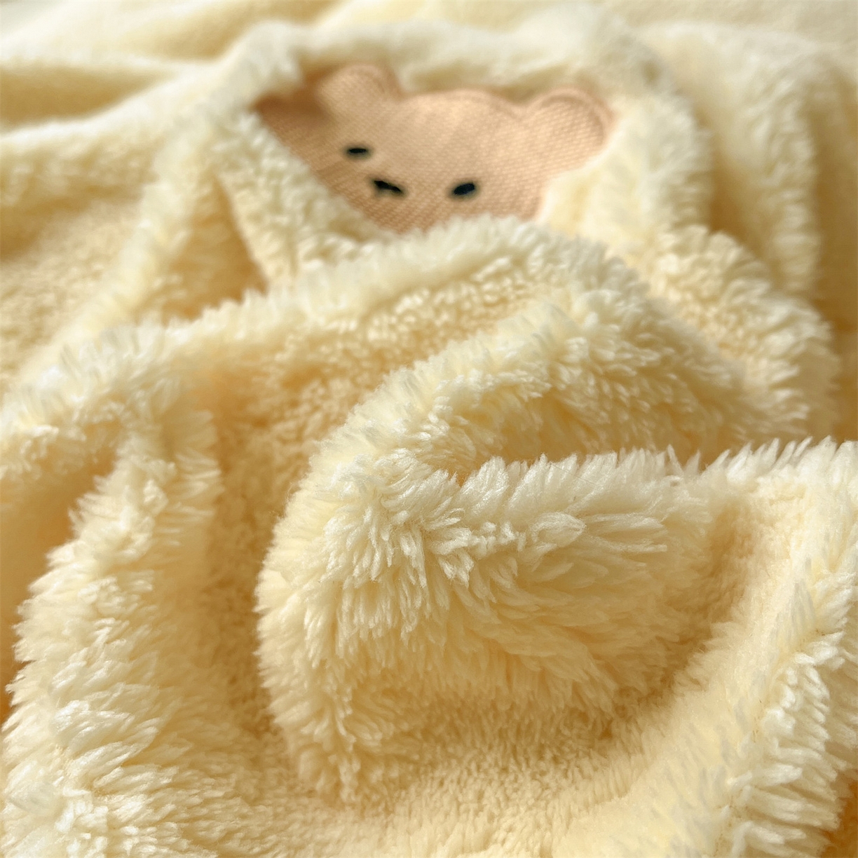 91家纺网 家纺一手货源 找家纺 梦幻之城 2025新款北极绒绣花系列四件套-萌宠 萌宠-奶油黄