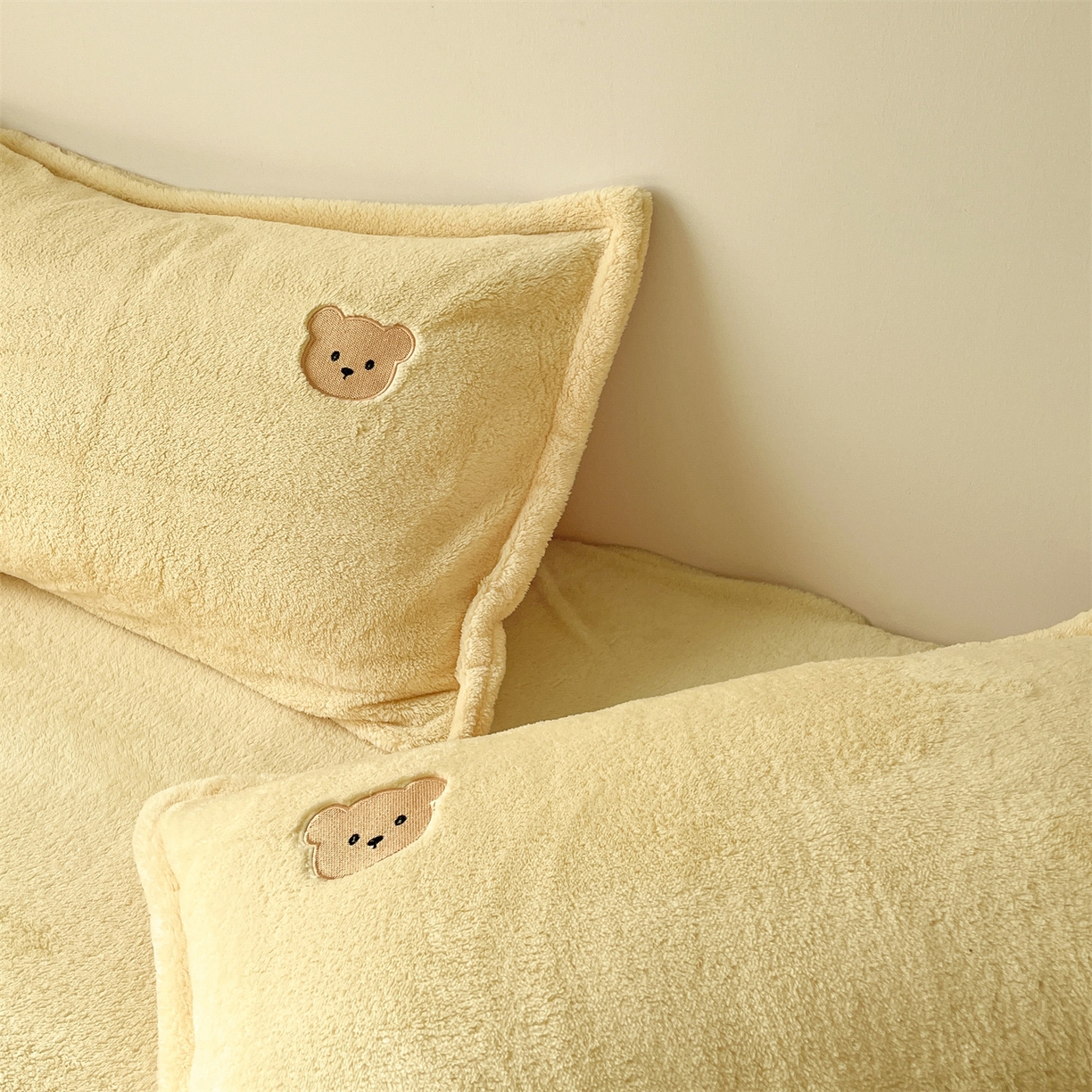 91家纺网 家纺一手货源 找家纺 梦幻之城 2025新款北极绒绣花系列四件套-萌宠 萌宠-奶油黄