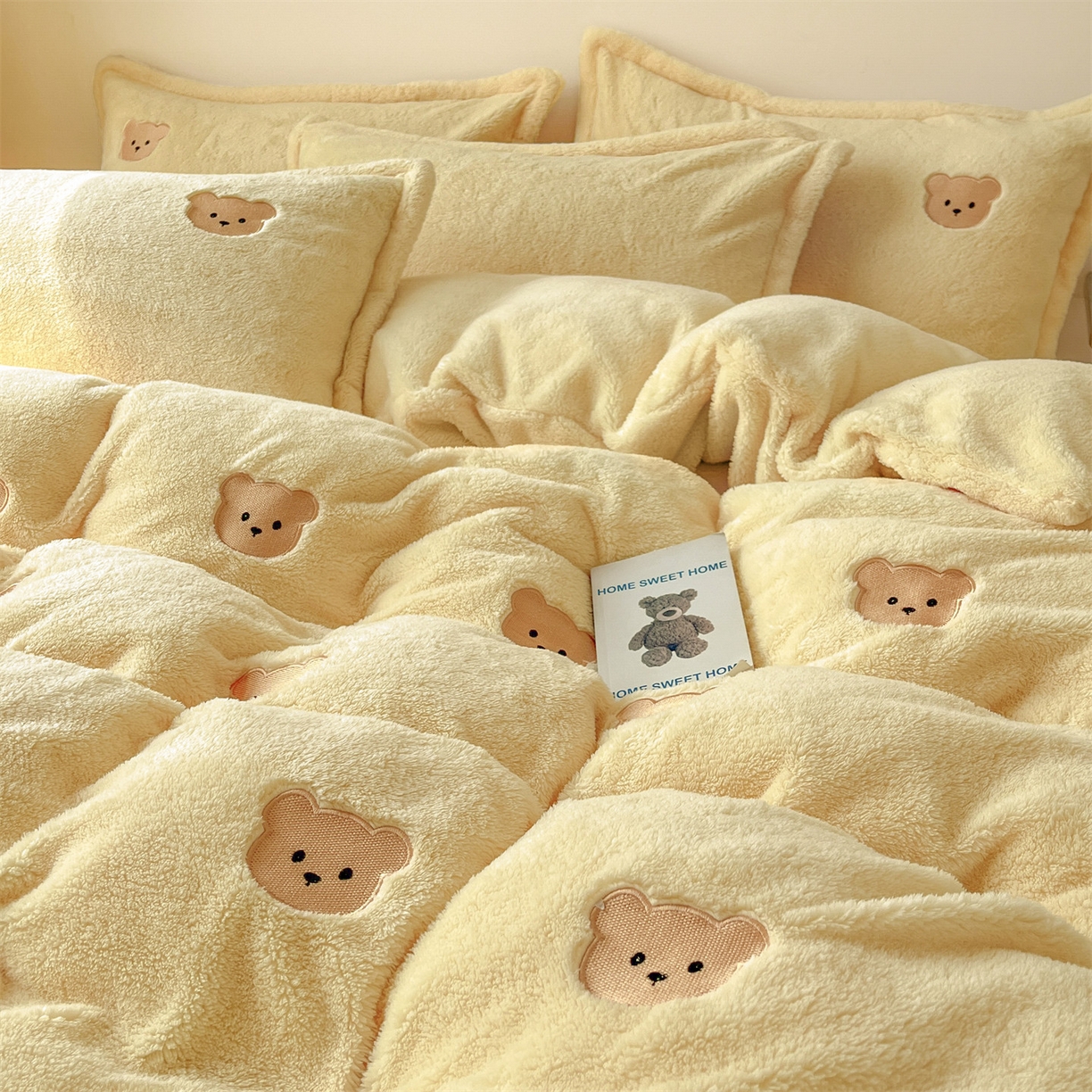 91家纺网 家纺一手货源 找家纺 梦幻之城 2025新款北极绒绣花系列四件套-萌宠 萌宠-奶油黄