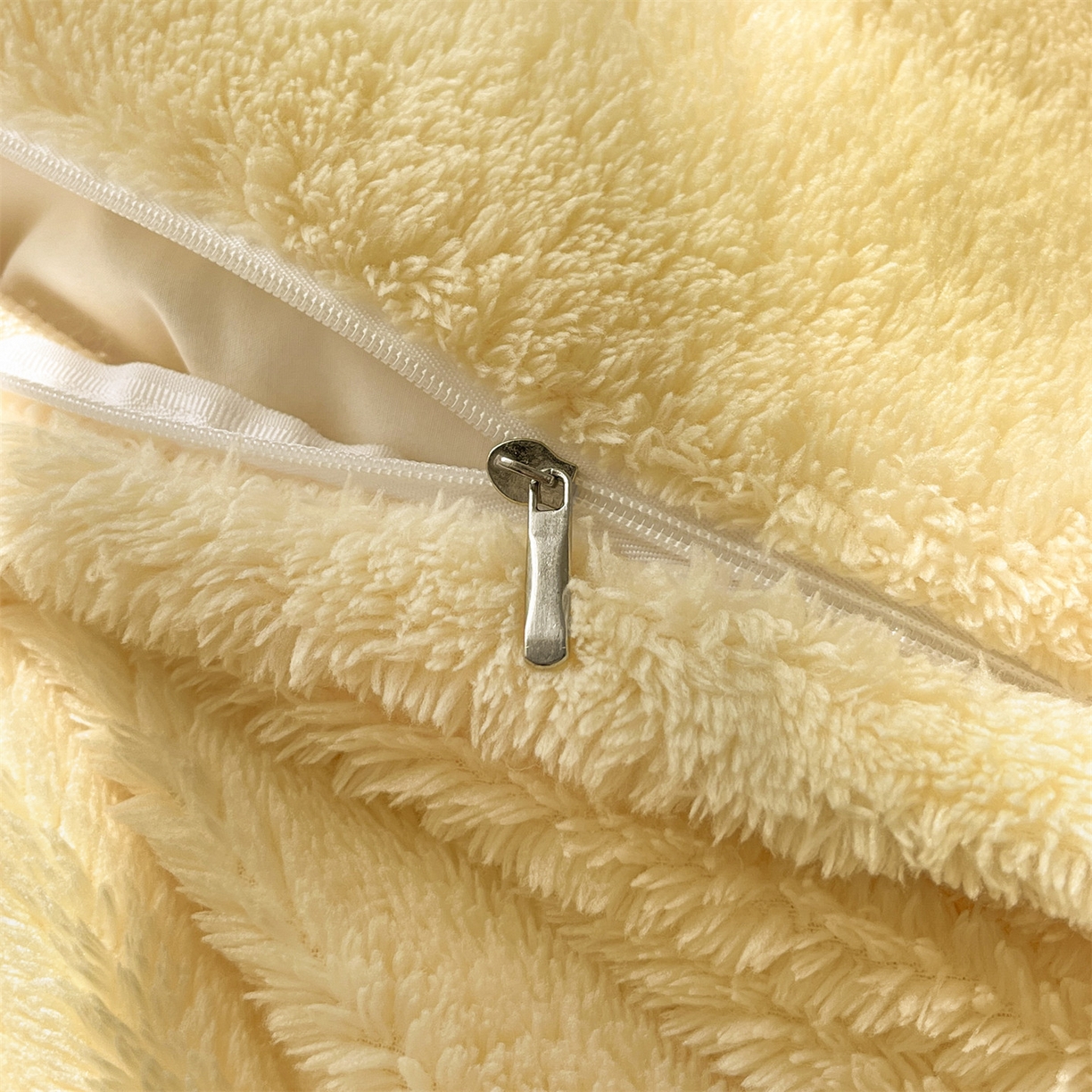 91家纺网 家纺一手货源 找家纺 梦幻之城 2025新款北极绒绣花系列四件套-萌宠 萌宠-奶油黄