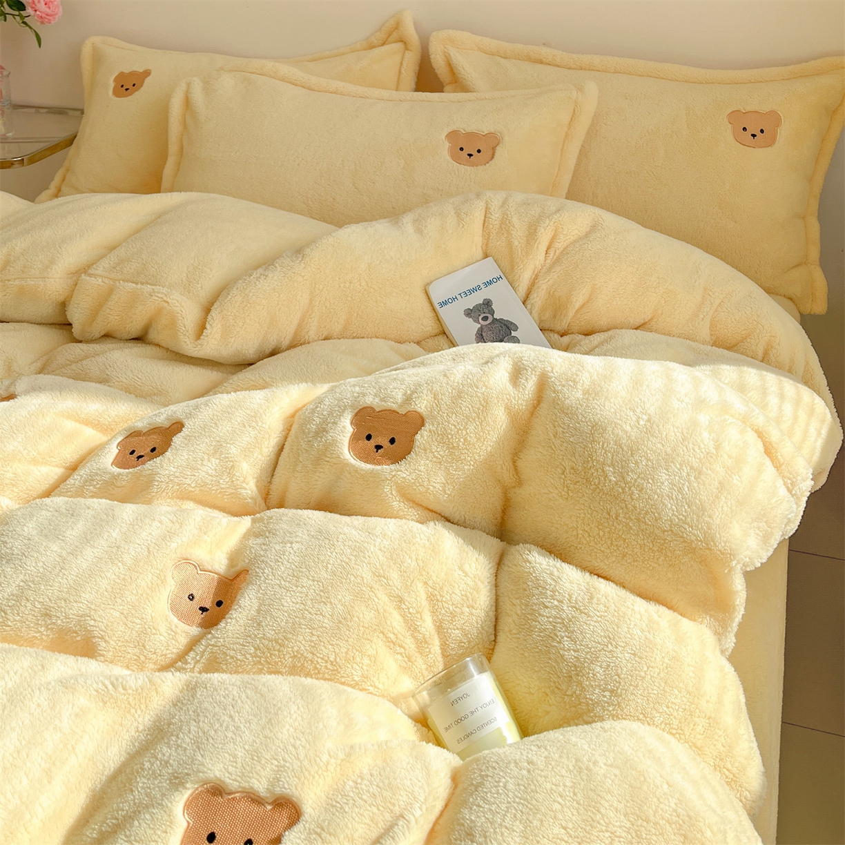 91家纺网 家纺一手货源 找家纺 梦幻之城 2025新款北极绒绣花系列四件套-萌宠 萌宠-奶油黄