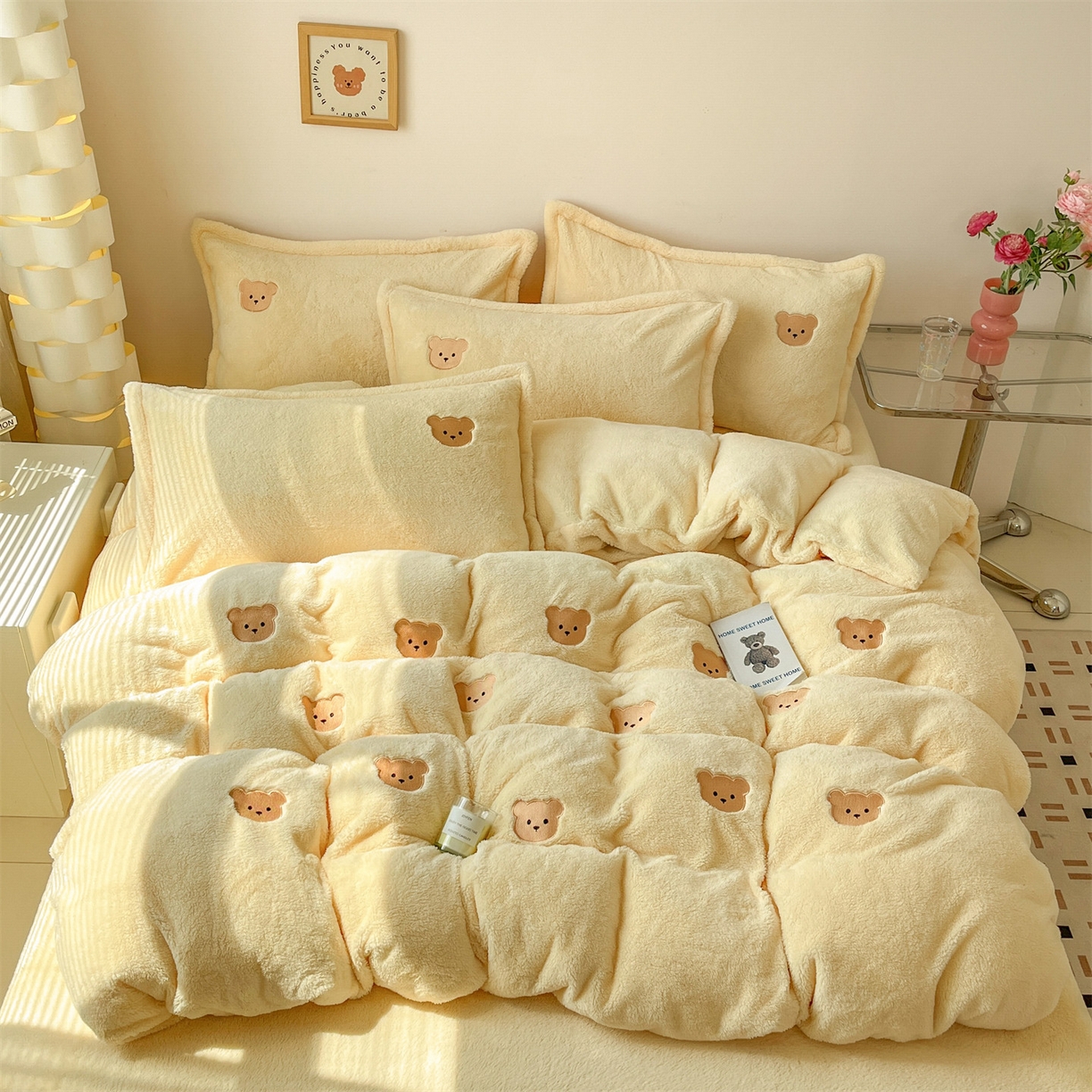 91家纺网 家纺一手货源 找家纺 梦幻之城 2025新款北极绒绣花系列四件套-萌宠 萌宠-奶油黄