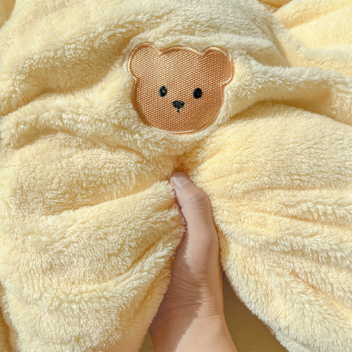 91家纺网 家纺一手货源 找家纺 梦幻之城 2025新款北极绒绣花系列四件套-萌宠 萌宠-奶油黄