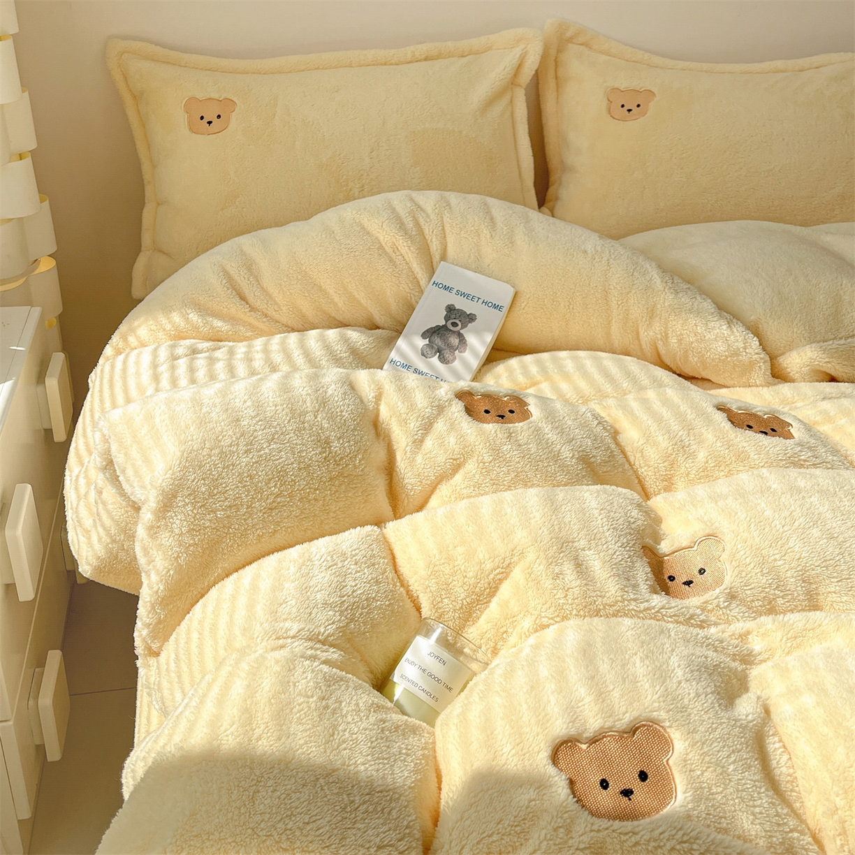 91家纺网 家纺一手货源 找家纺 梦幻之城 2025新款北极绒绣花系列四件套-萌宠 萌宠-奶油黄