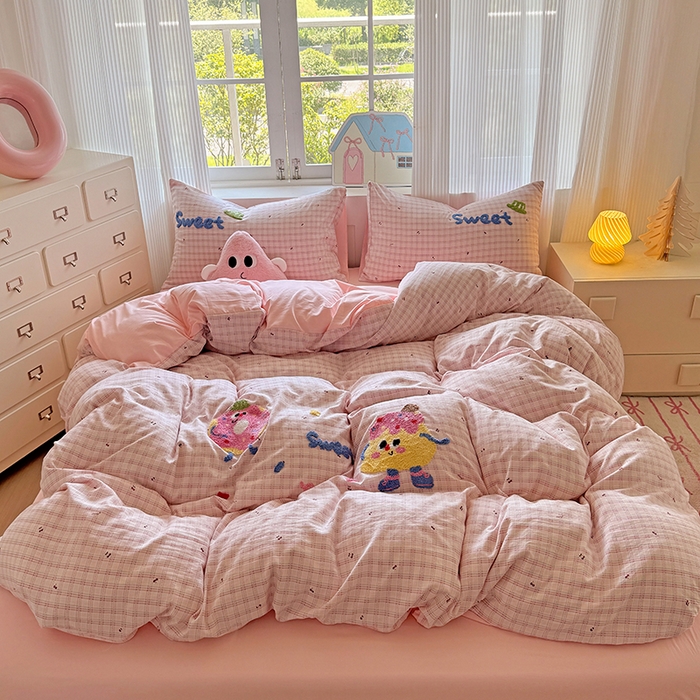 91家纺网 家纺一手货源 找家纺 沃朴家居 2025新款萌趣水洗棉毛巾绣四件套 樱桃芝士