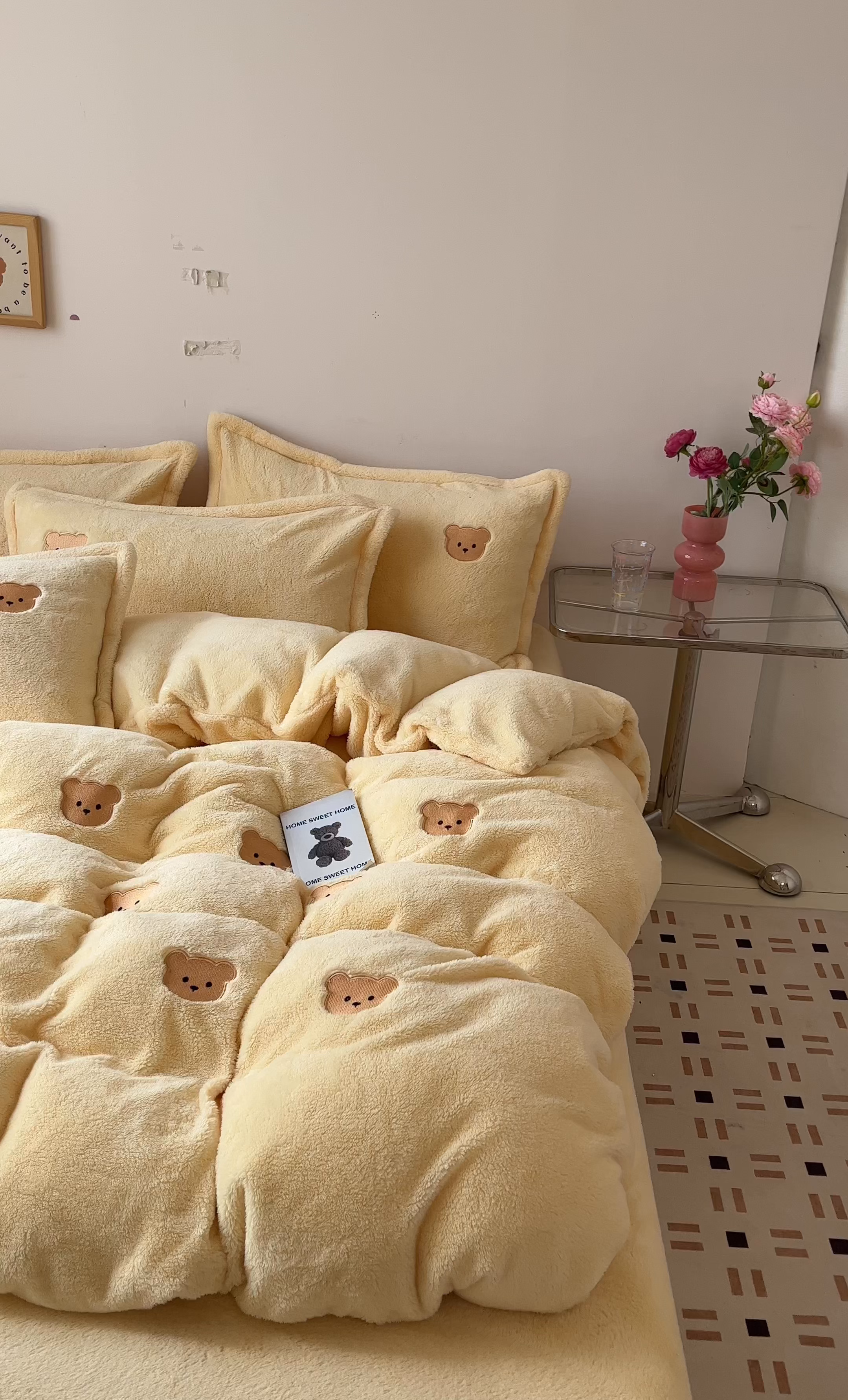 91家纺网 家纺一手货源 找家纺 梦幻之城 2025新款北极绒绣花系列四件套-萌宠 萌宠-奶油黄