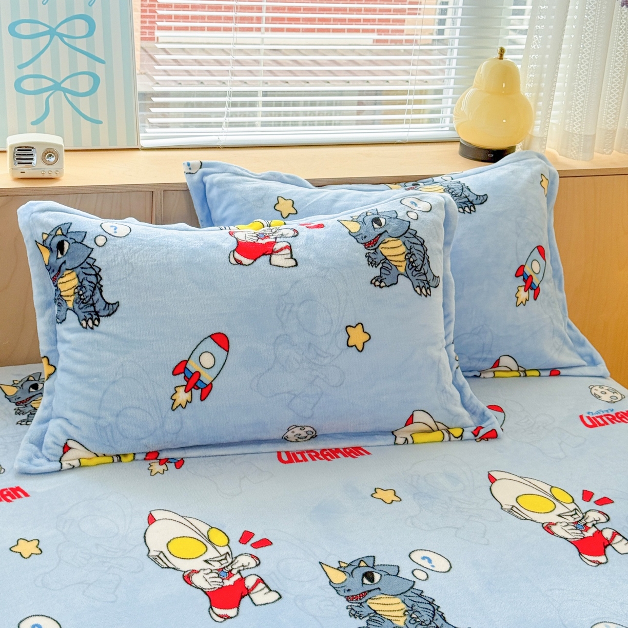 91家纺网 家纺一手货源 找家纺 名兮-2025经典奥特曼-三丽鸥高克重印花牛奶绒床笠 奥特曼打怪兽