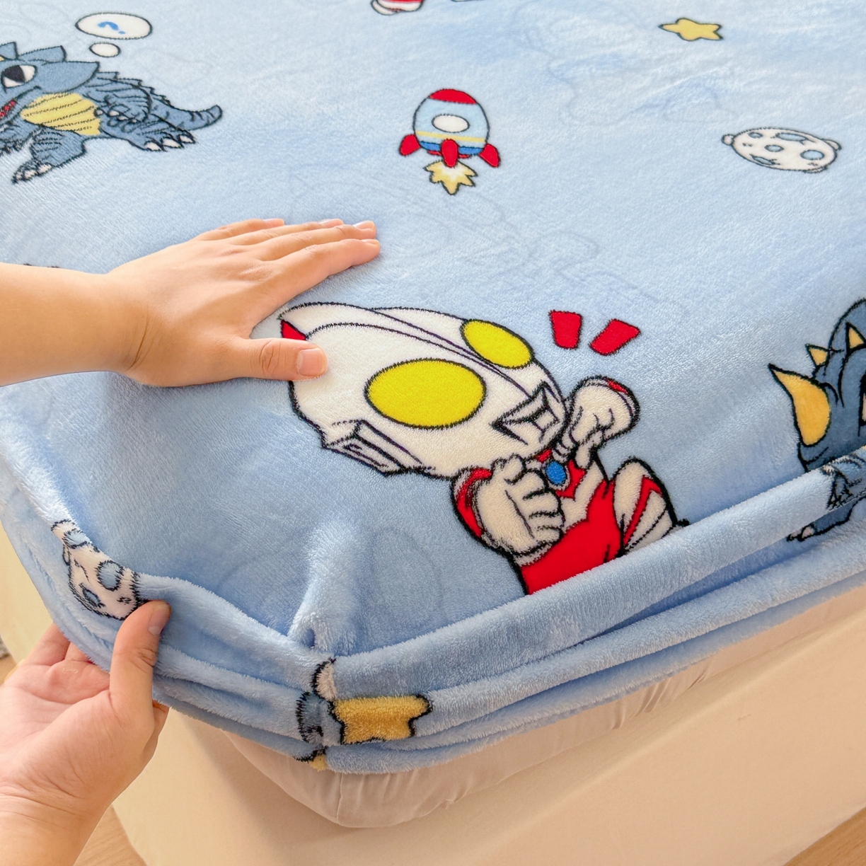 91家纺网 家纺一手货源 找家纺 名兮-2025经典奥特曼-三丽鸥高克重印花牛奶绒床笠 奥特曼打怪兽