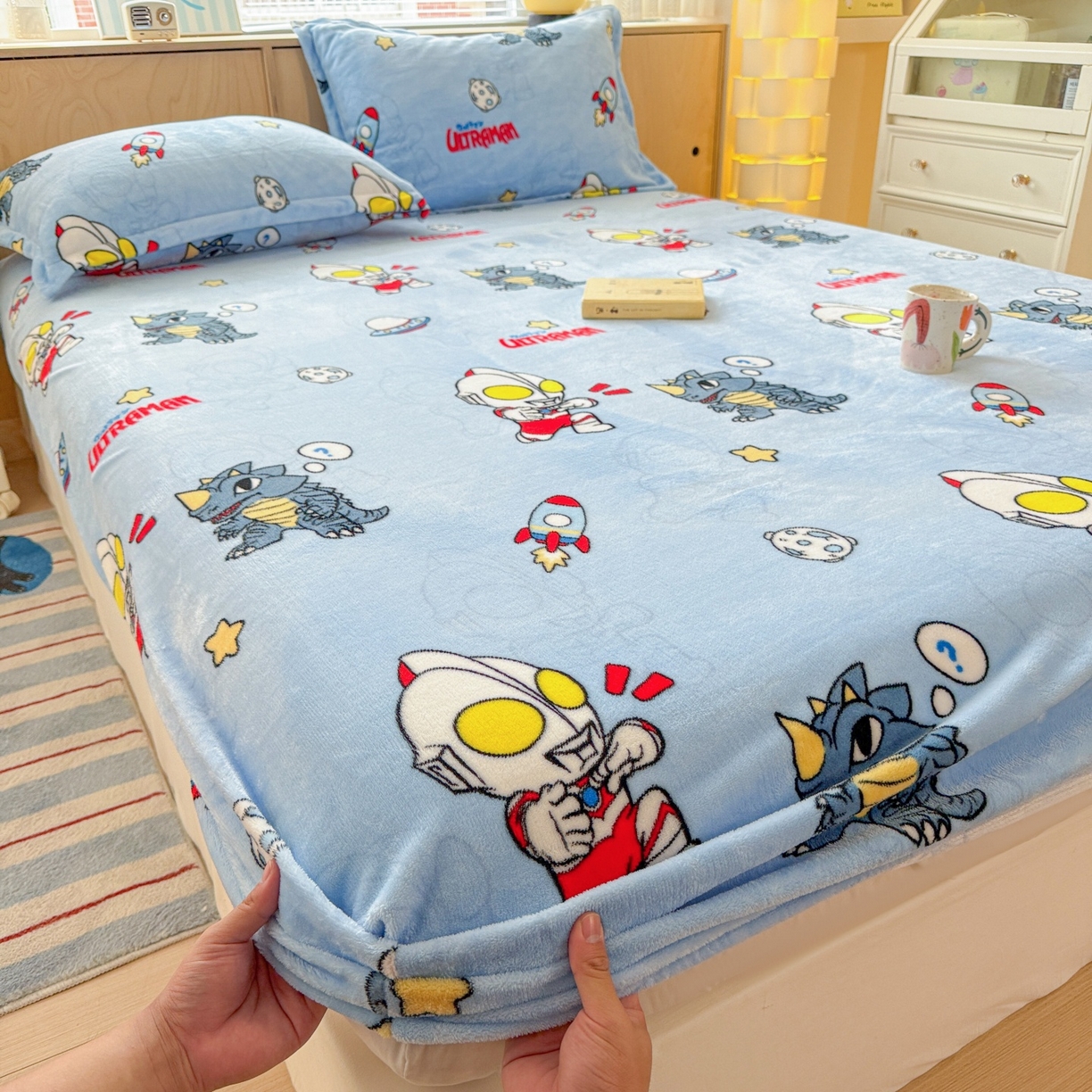 91家纺网 家纺一手货源 找家纺 名兮-2025经典奥特曼-三丽鸥高克重印花牛奶绒床笠 奥特曼打怪兽