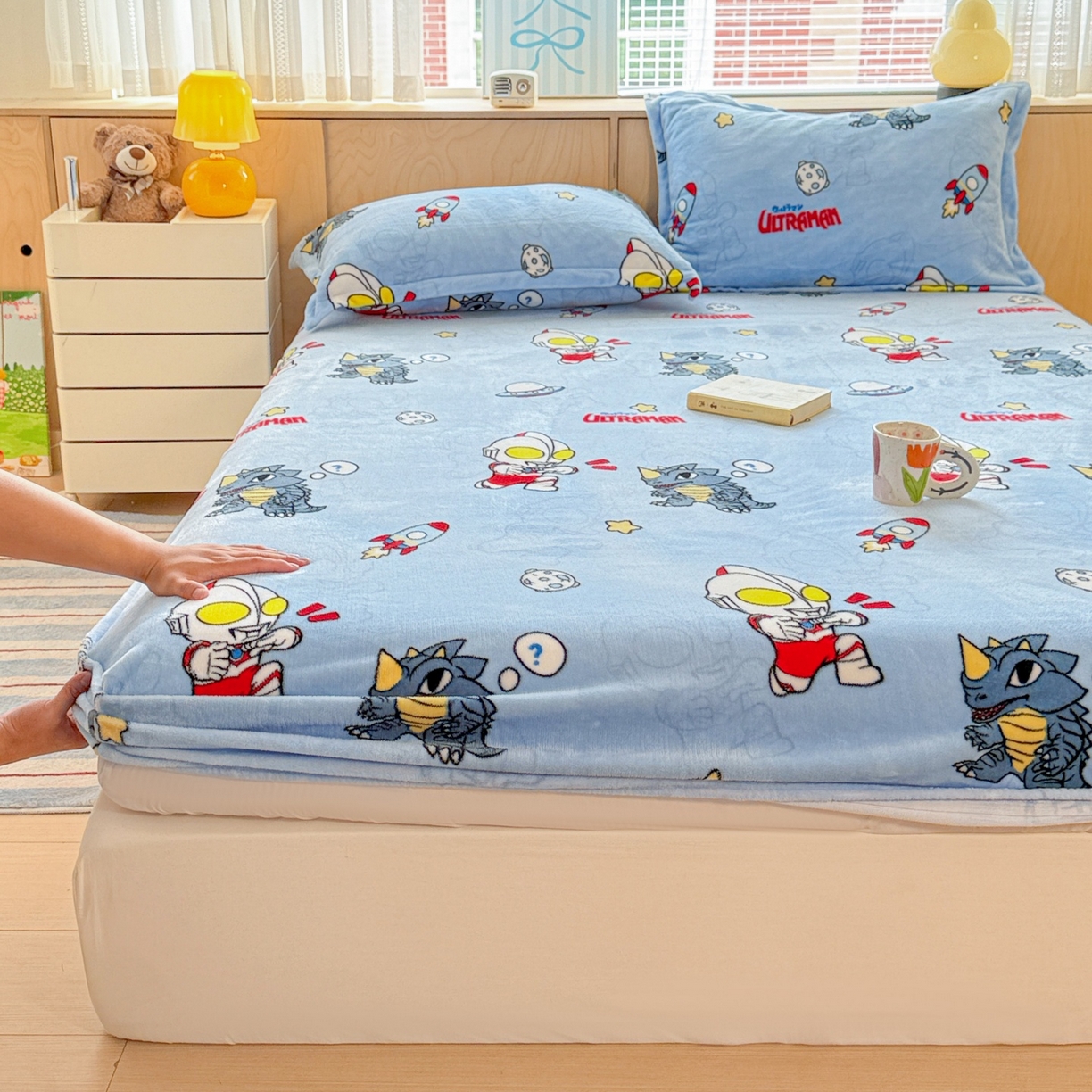 91家纺网 家纺一手货源 找家纺 名兮-2025经典奥特曼-三丽鸥高克重印花牛奶绒床笠 奥特曼打怪兽