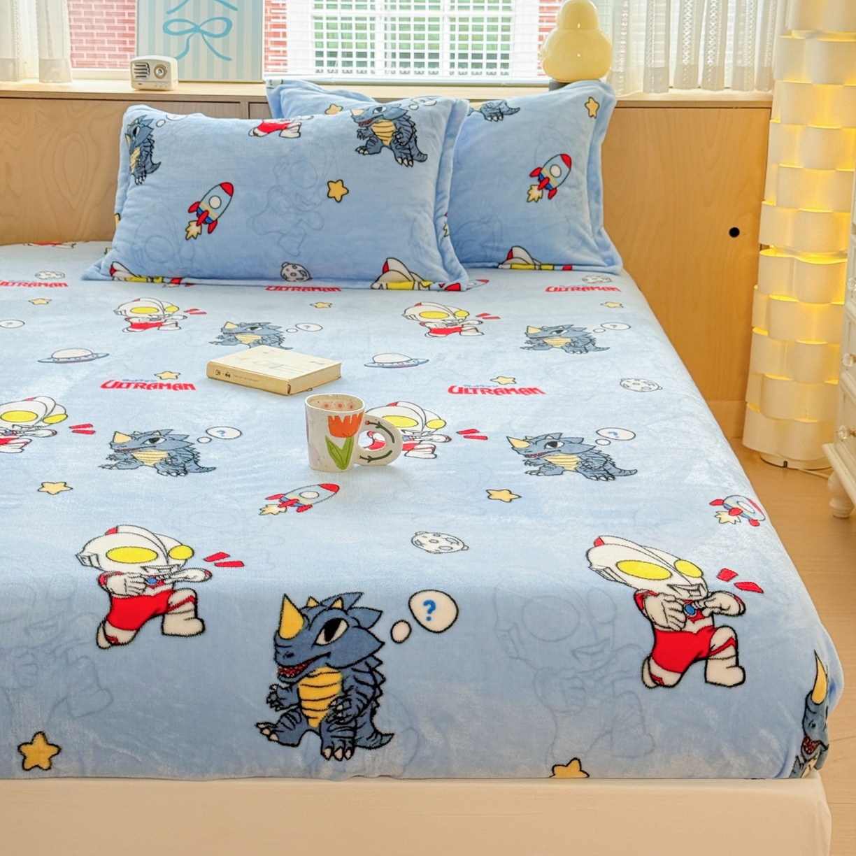 91家纺网 家纺一手货源 找家纺 名兮-2025经典奥特曼-三丽鸥高克重印花牛奶绒床笠 奥特曼打怪兽