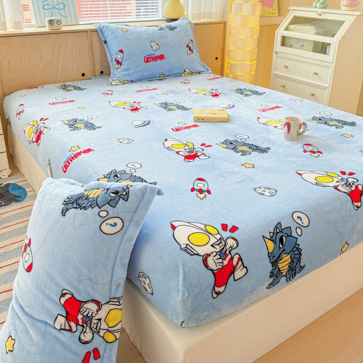 91家纺网 家纺一手货源 找家纺 名兮-2025经典奥特曼-三丽鸥高克重印花牛奶绒床笠 奥特曼打怪兽