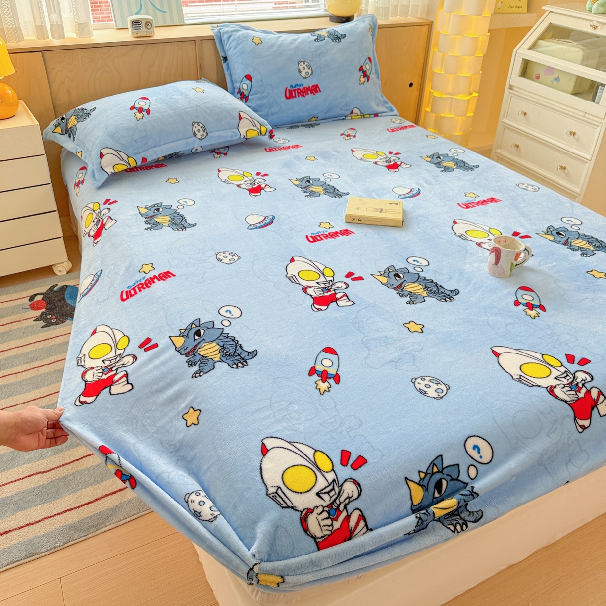 91家纺网 家纺一手货源 找家纺 名兮-2025经典奥特曼-三丽鸥高克重印花牛奶绒床笠 奥特曼打怪兽