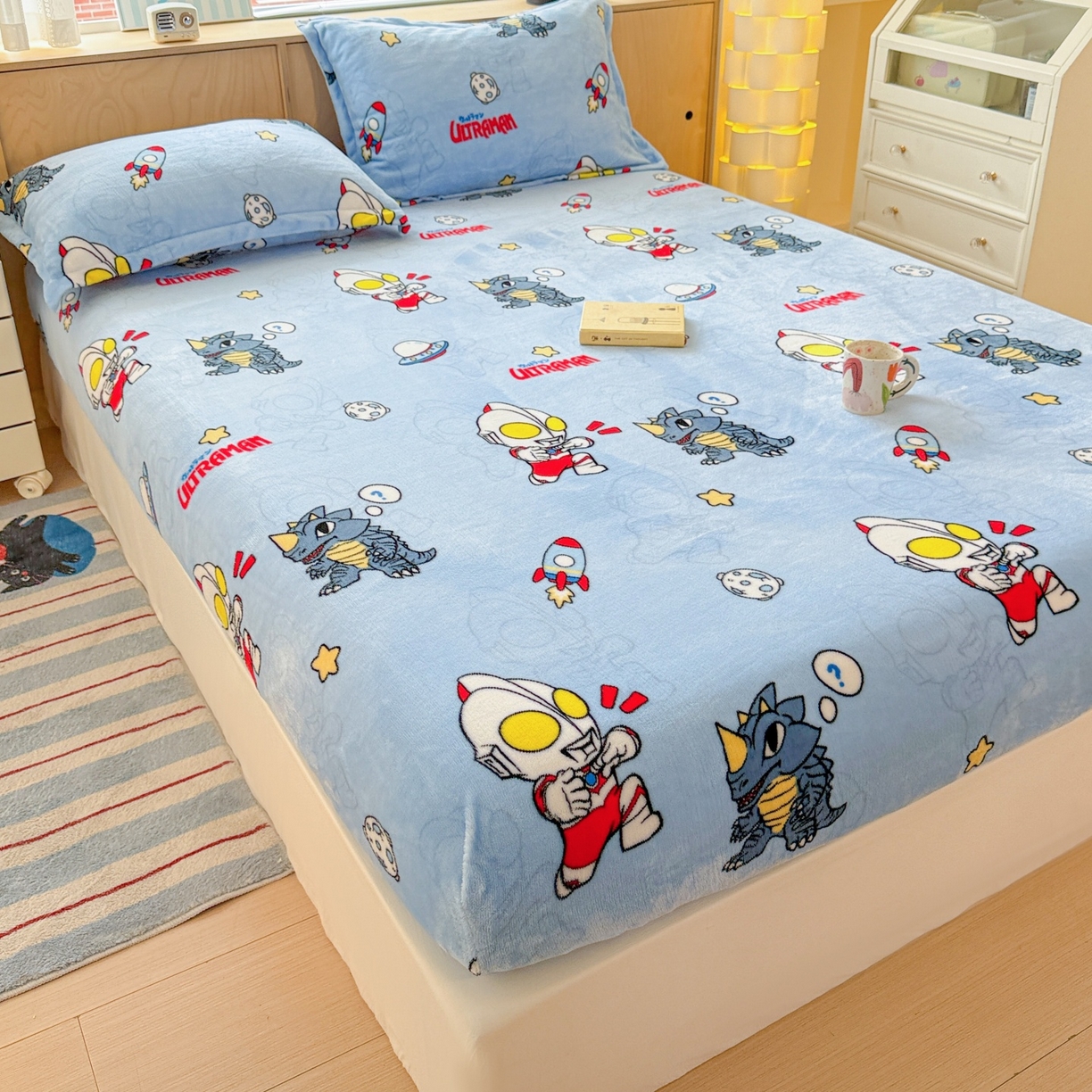 91家纺网 家纺一手货源 找家纺 名兮-2025经典奥特曼-三丽鸥高克重印花牛奶绒床笠 奥特曼打怪兽