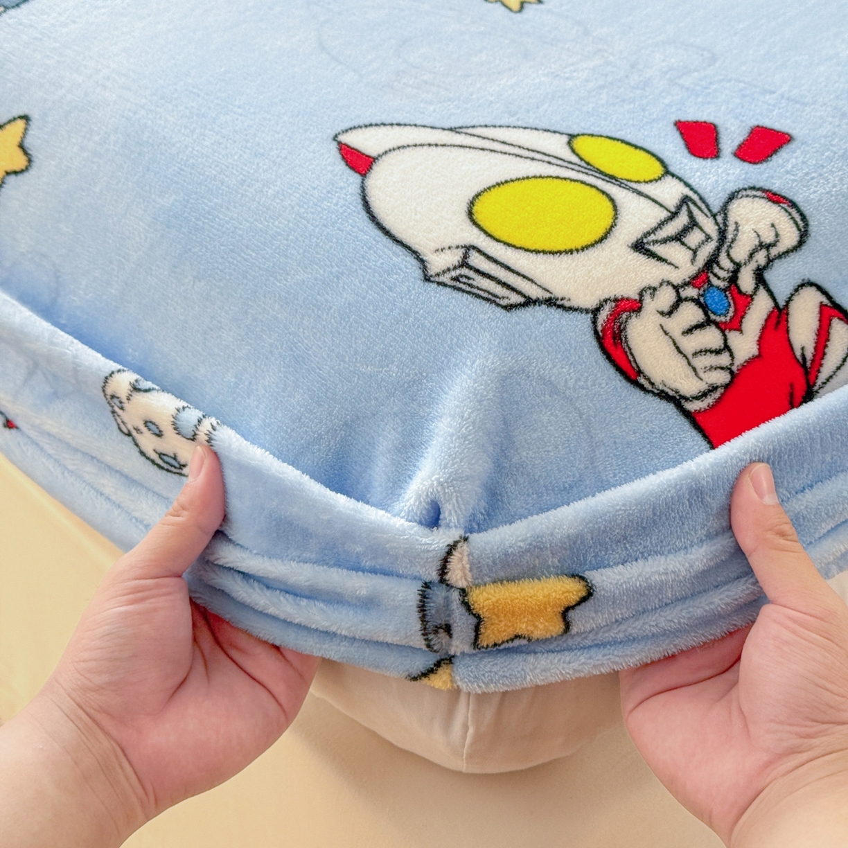 91家纺网 家纺一手货源 找家纺 名兮-2025经典奥特曼-三丽鸥高克重印花牛奶绒床笠 奥特曼打怪兽