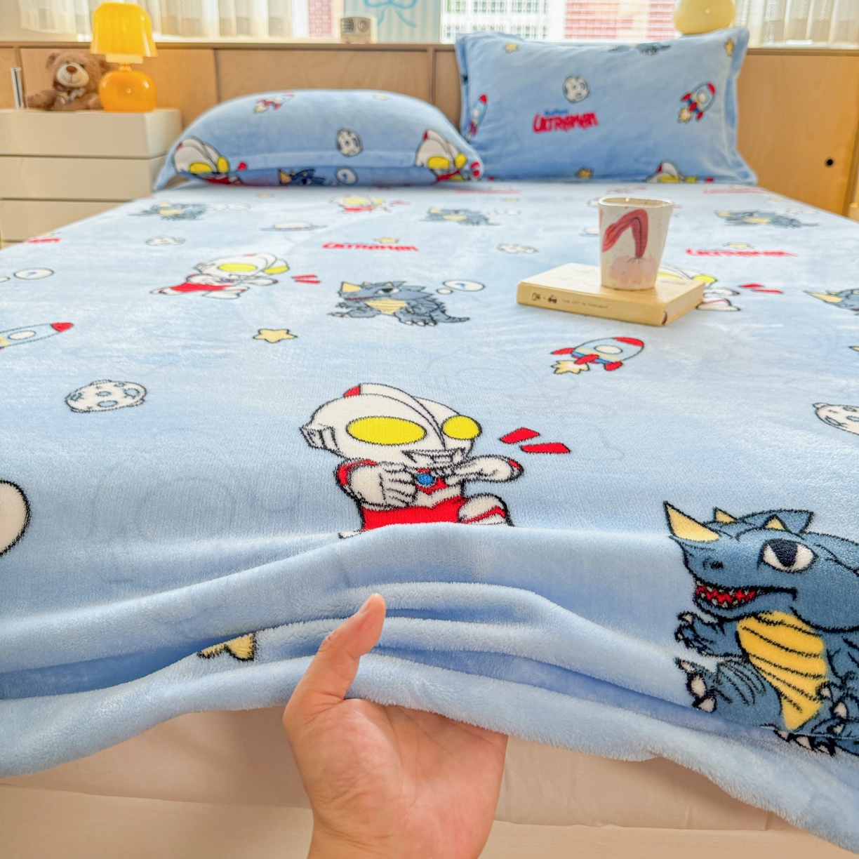 91家纺网 家纺一手货源 找家纺 名兮-2025经典奥特曼-三丽鸥高克重印花牛奶绒床笠 奥特曼打怪兽