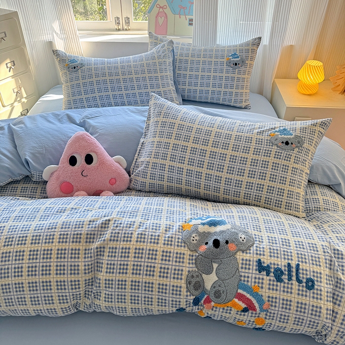 91家纺网 家纺一手货源 找家纺 沃朴家居 2025新款萌趣水洗棉毛巾绣四件套 彩虹考拉